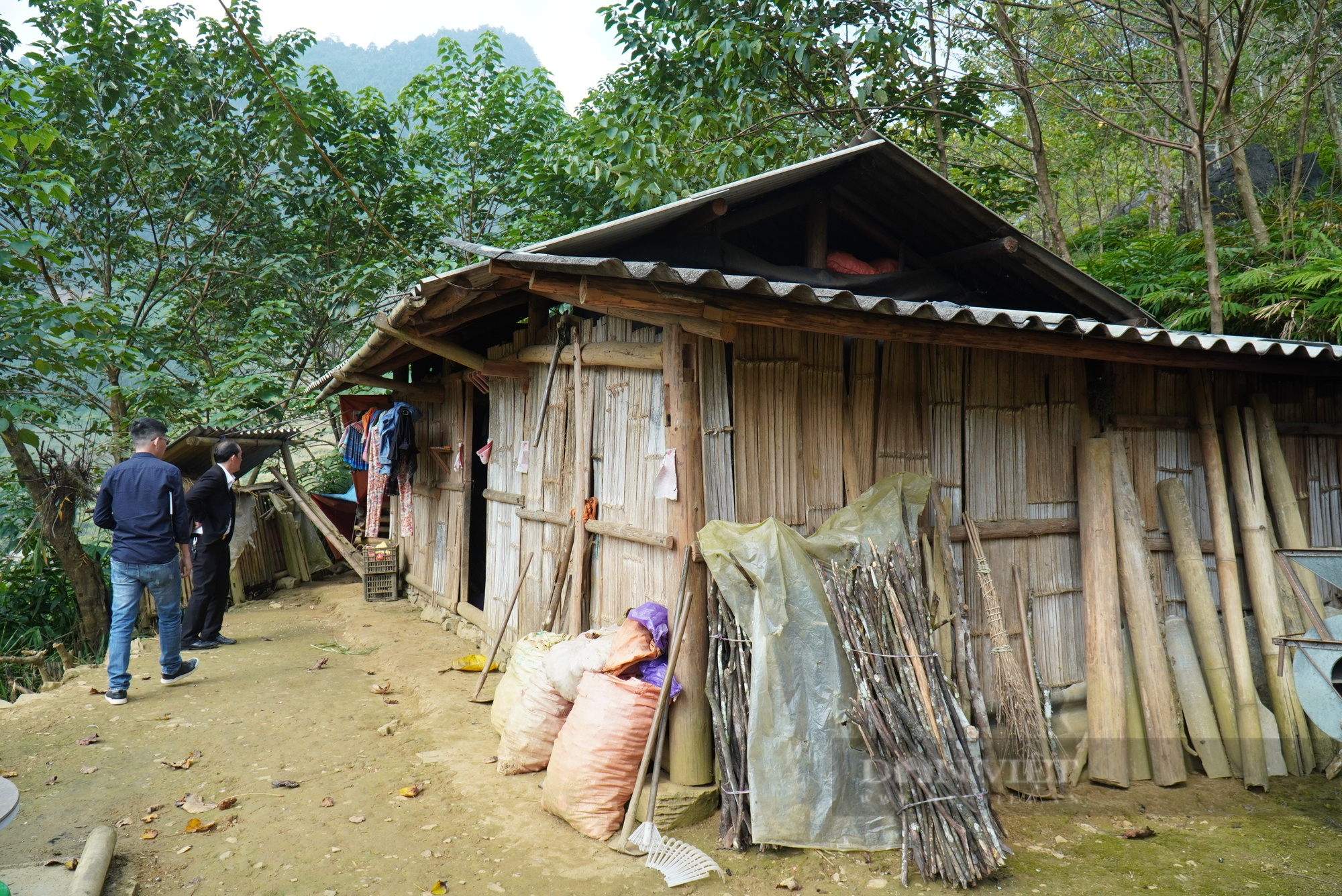 Lào Cai: 53 hộ dân nơm nớp lo sợ cảnh đá lăn, đề nghị di dời gần 10 năm chưa được giải quyết - Ảnh 2.