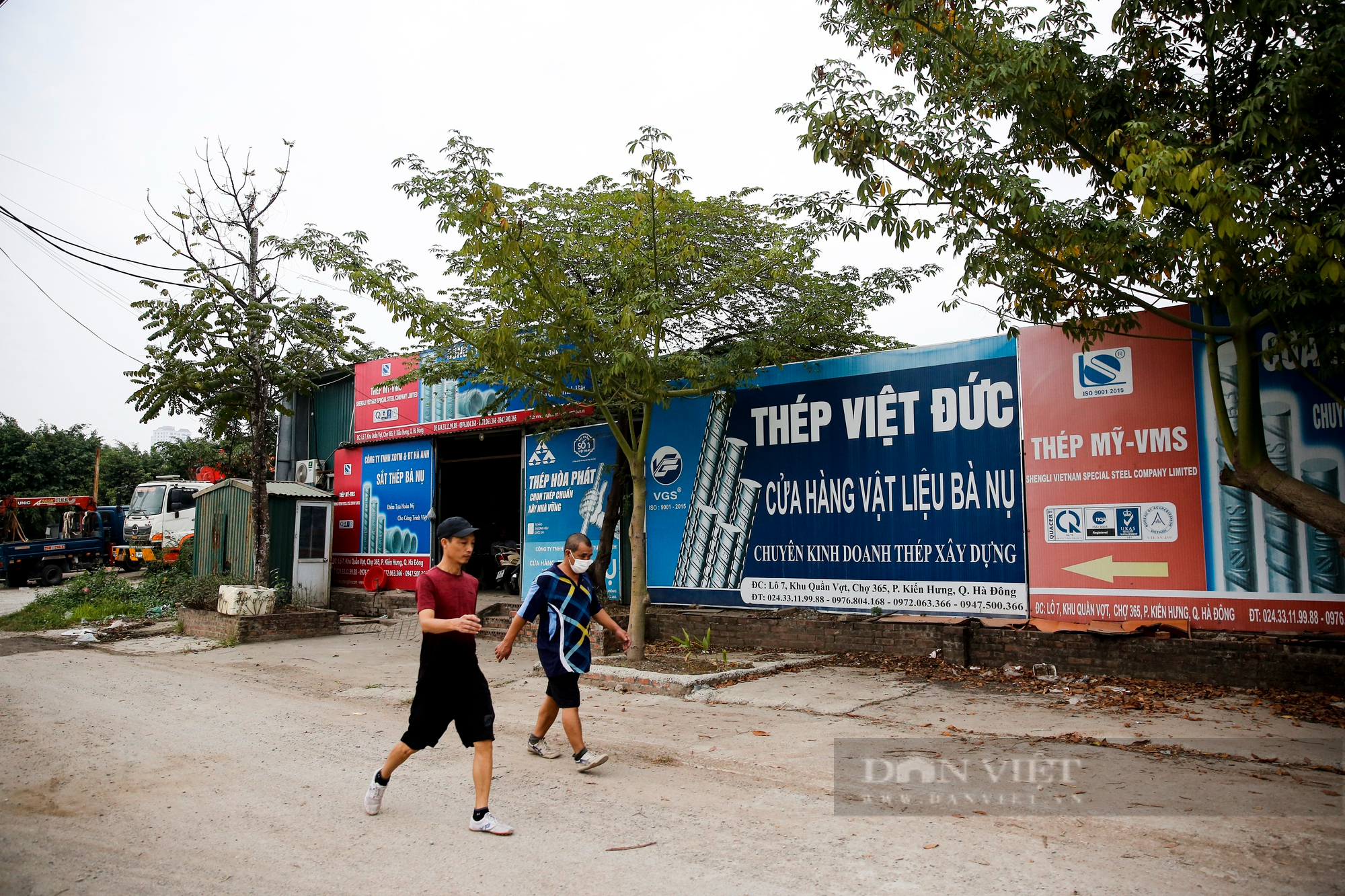 Cận cảnh công viên 10 năm thành khu ăn nhậu, sân tập golf, sân bóng đá... trước ngày bị quây rào tại Hà Nội - Ảnh 7.