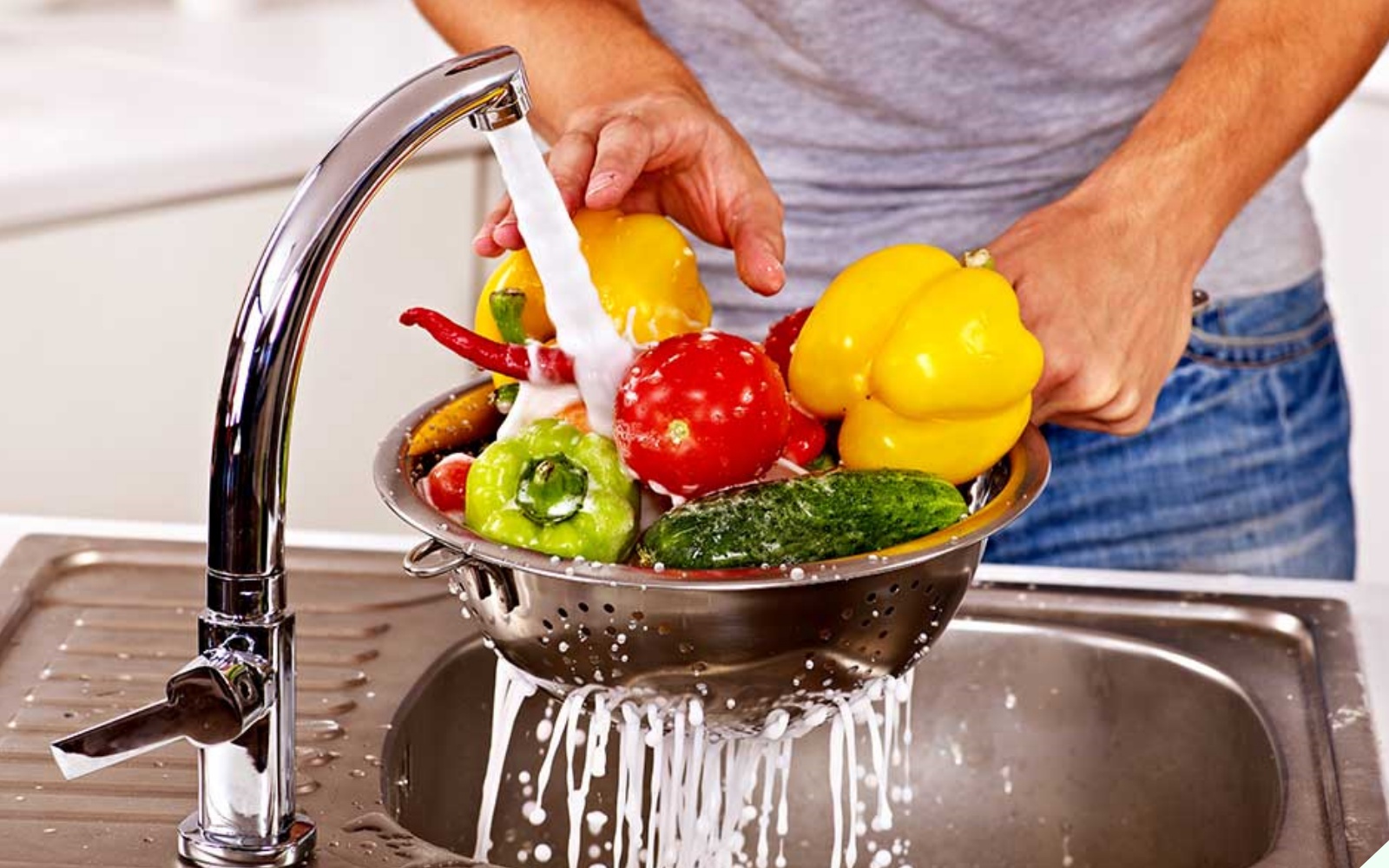 Rau cứ rửa xong là ngâm nước muối, rất nhiều người làm sai hại sức khỏe cả nhà mà không biết - Ảnh 4.