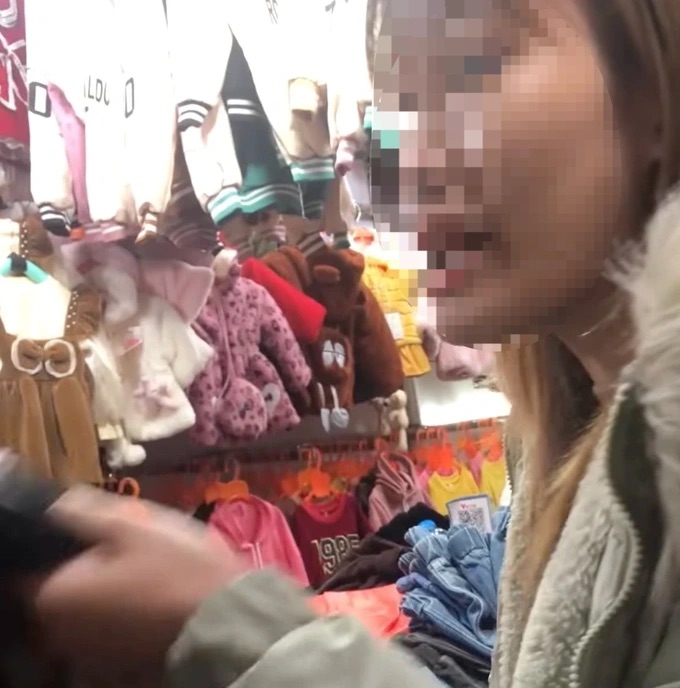 Nữ khách hàng bị chủ quán chửi bới, tát thẳng tay vào mặt ở chợ Nhà Xanh - Ảnh 1.