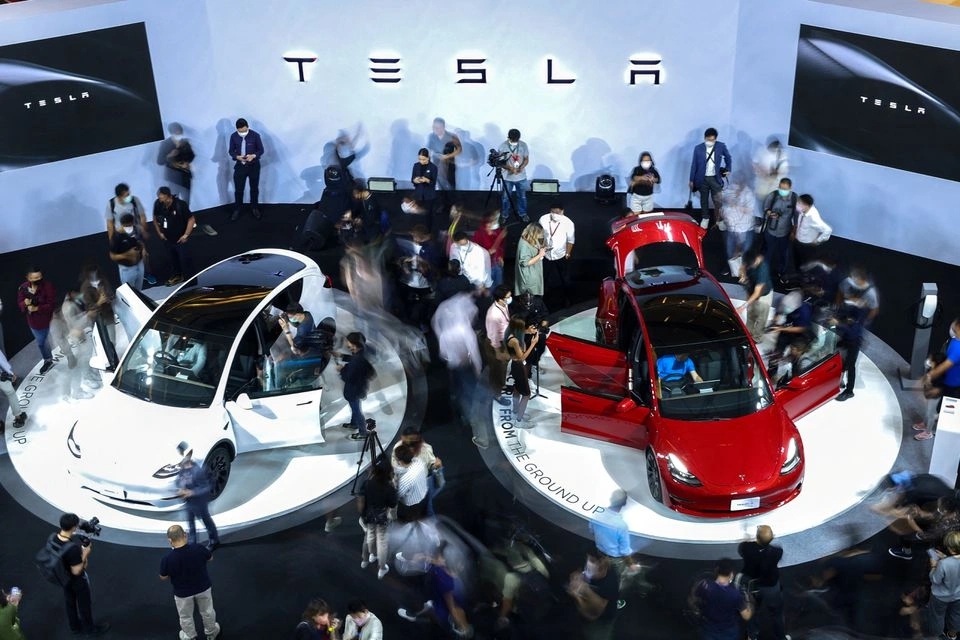 Xe Tesla Model 3 (phải) và Model Y được giới thiệu trong lễ ra mắt của thương hiệu tại Thái Lan hôm 7/12. Ảnh: @Reuters.