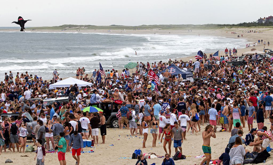 Mỹ: Đảo du lịch Nantucket “bật đèn xanh” cho phụ nữ để ngực trần trên bãi biển - Ảnh 2.