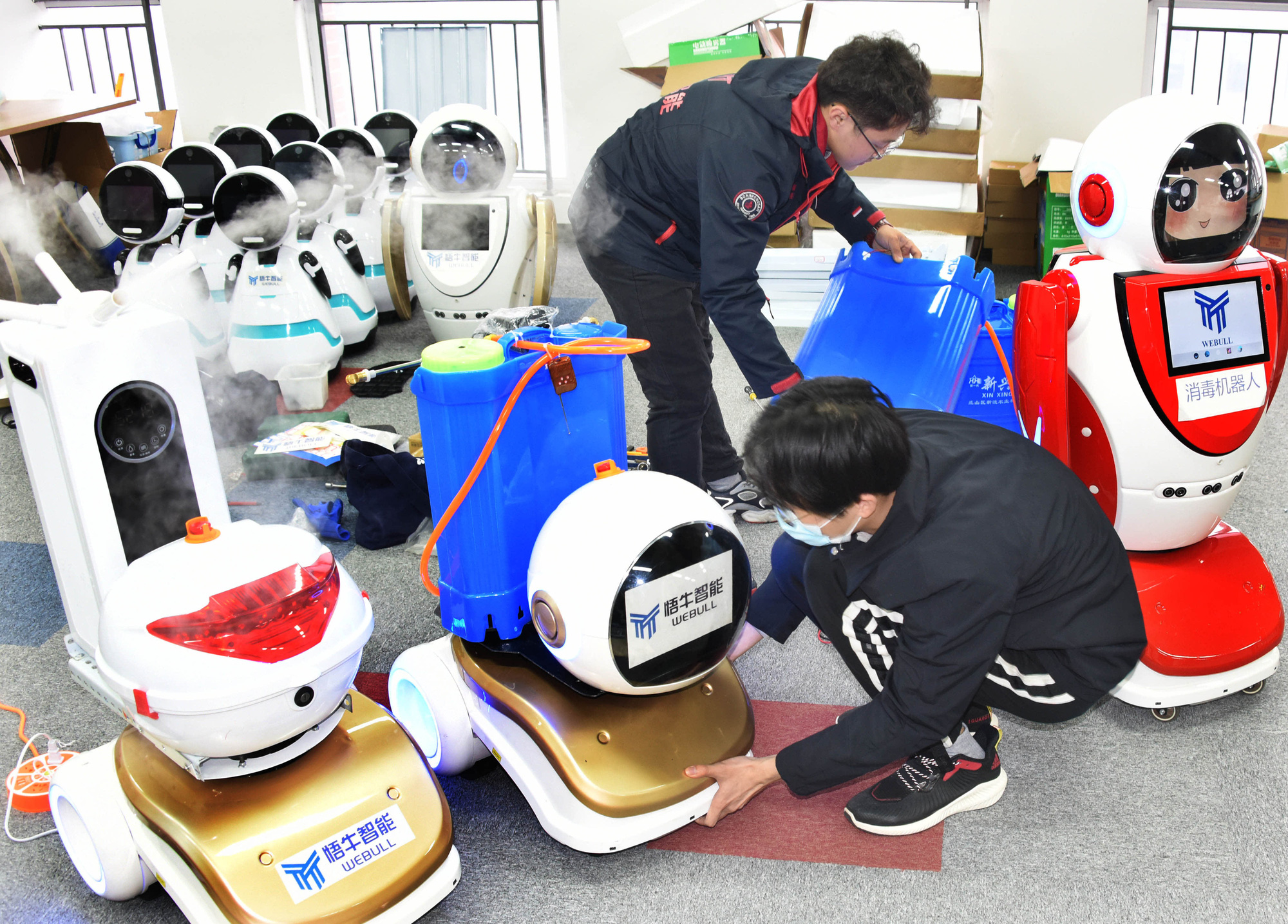 Trung Quốc đã và đang sử dụng robot trong nhiều lĩnh vực khác nhau, bao gồm cả chăm sóc sức khỏe với sự phát triển của robot phẫu thuật can thiệp mạch máu. Ảnh: @AFP.