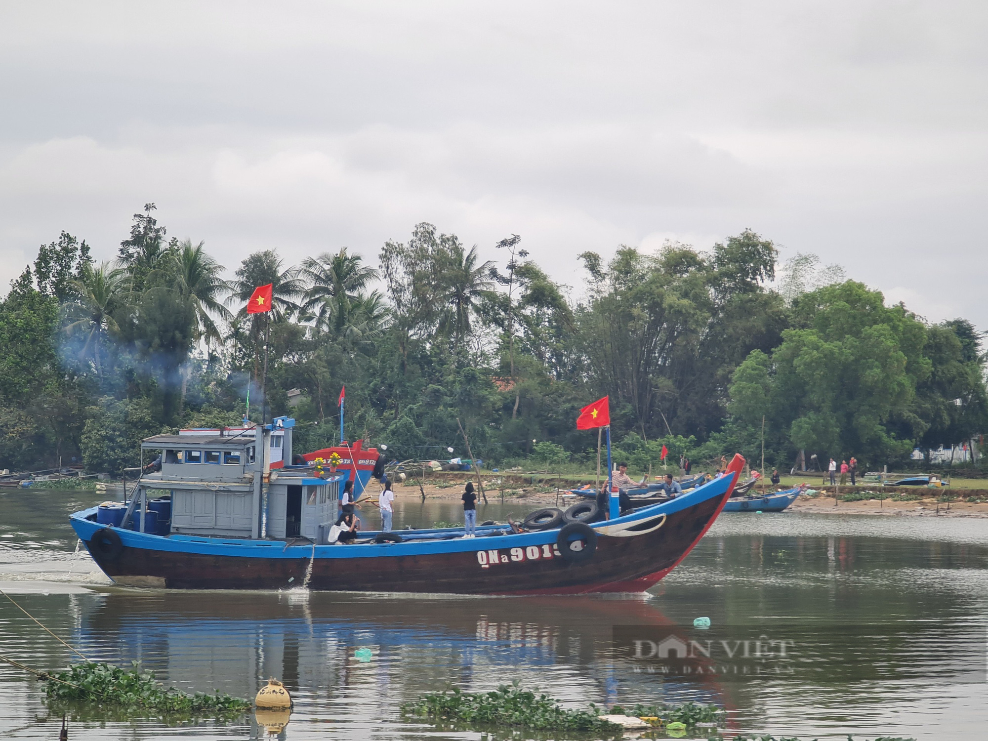 Sáng mùng 1 Tết: Ngư dân xứ Quảng rẻ sóng lấy lộc đầu năm - Ảnh 3.