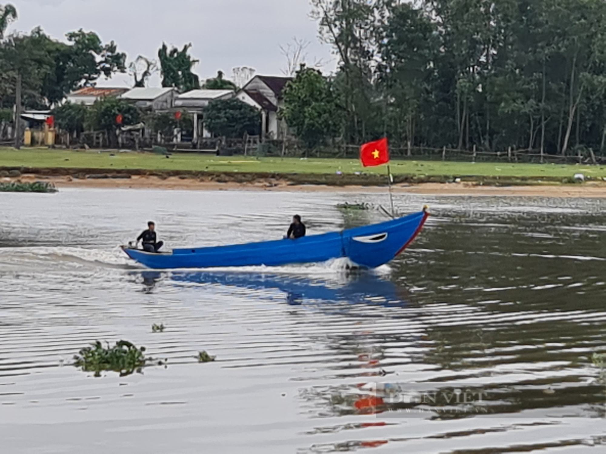 Sáng mùng 1 Tết: Ngư dân xứ Quảng rẻ sóng lấy lộc đầu năm - Ảnh 6.