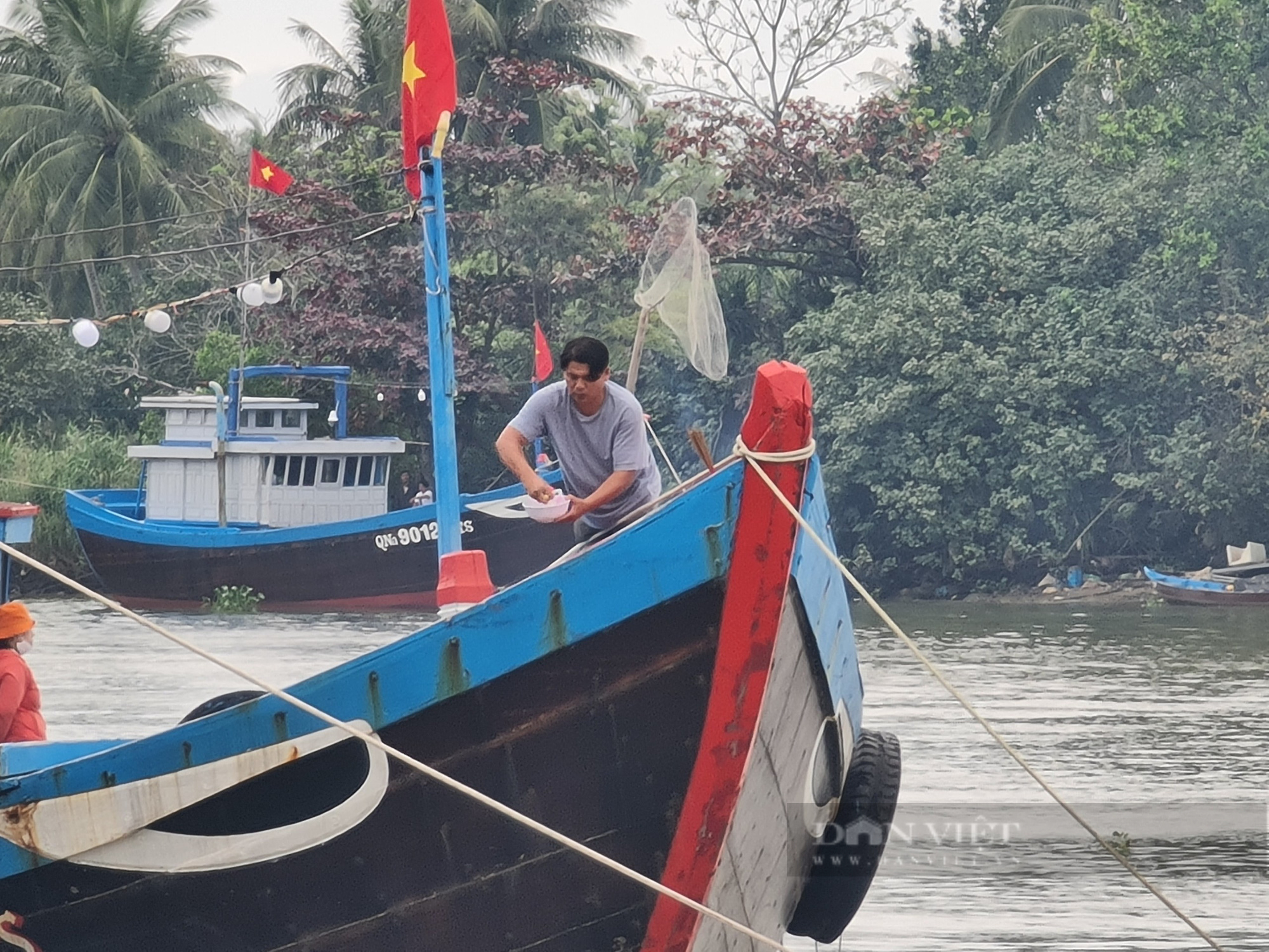 Sáng mùng 1 Tết: Ngư dân xứ Quảng rẻ sóng lấy lộc đầu năm - Ảnh 1.