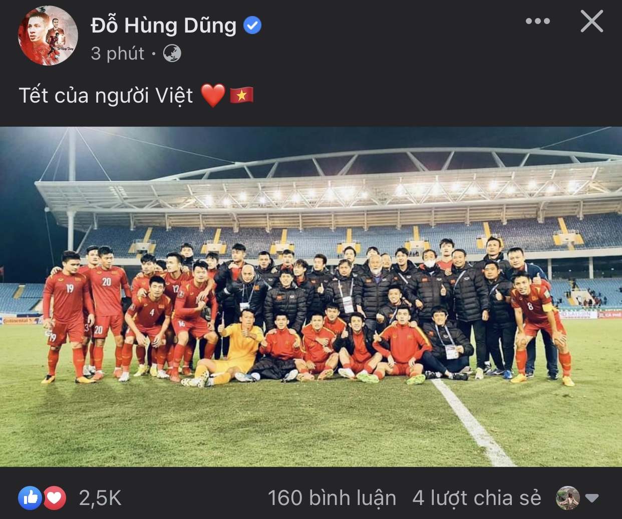 Các cầu thủ ĐT Việt Nam ăn mừng sau khi dành chiến thắng trước Trung Quốc - Ảnh 1.