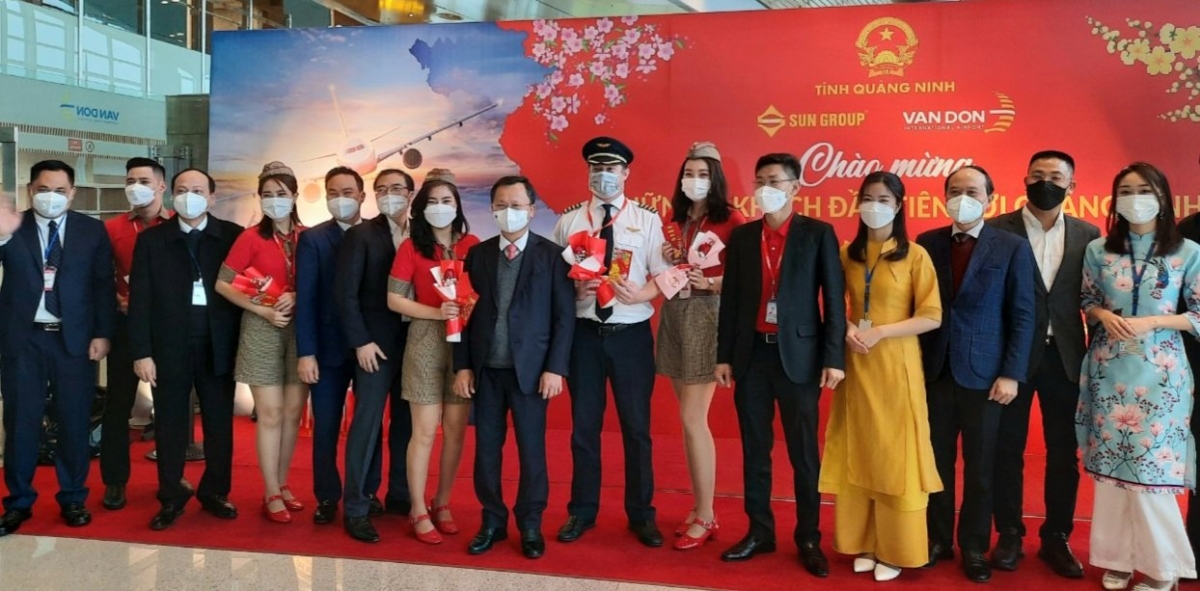 Chuyến bay đầu tiên của VietJet Air xông đất sân bay Vân Đồn  - Ảnh 2.