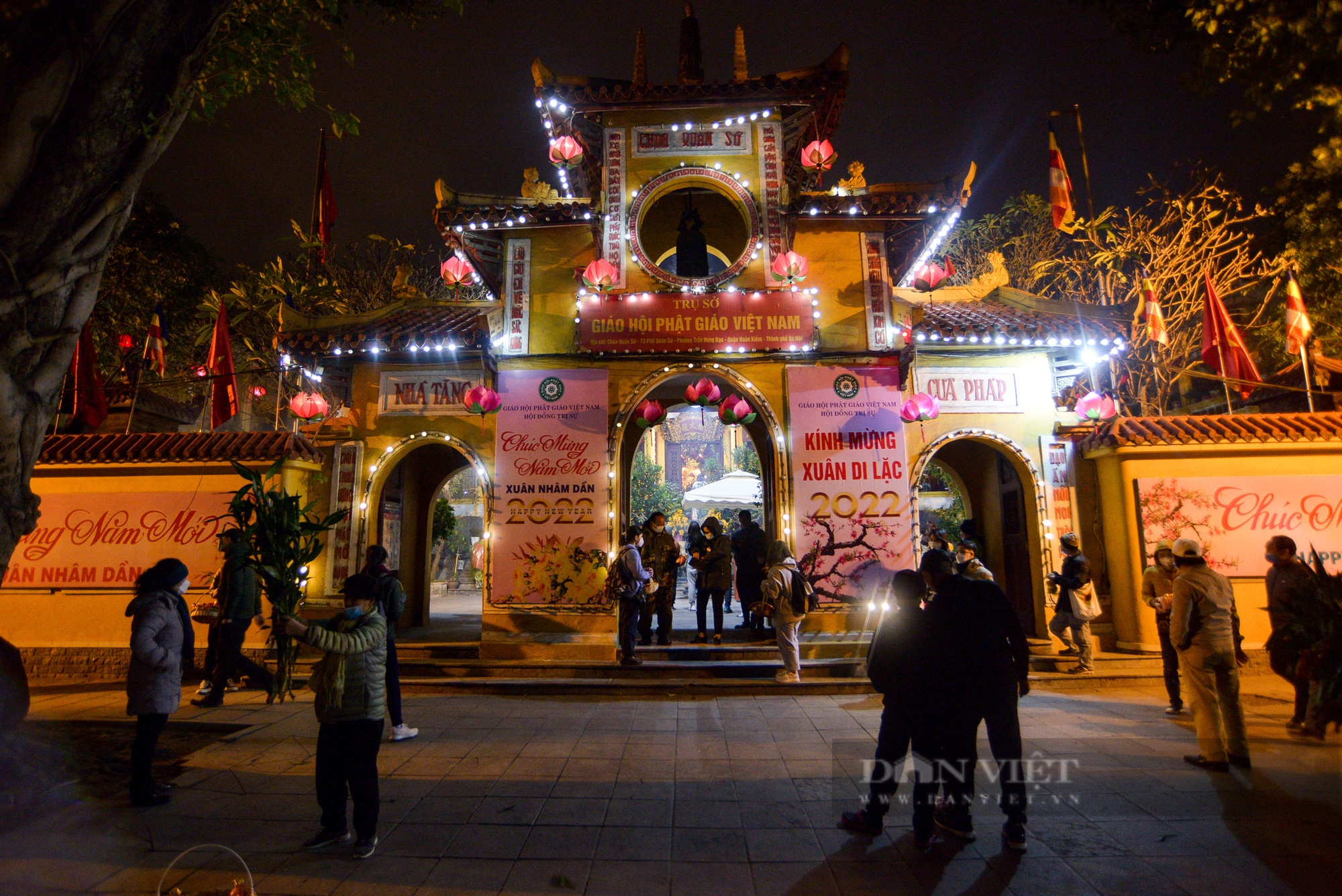 Người dân Thủ đô đi lễ chùa cầu bình an đêm Giao thừa - Ảnh 1.