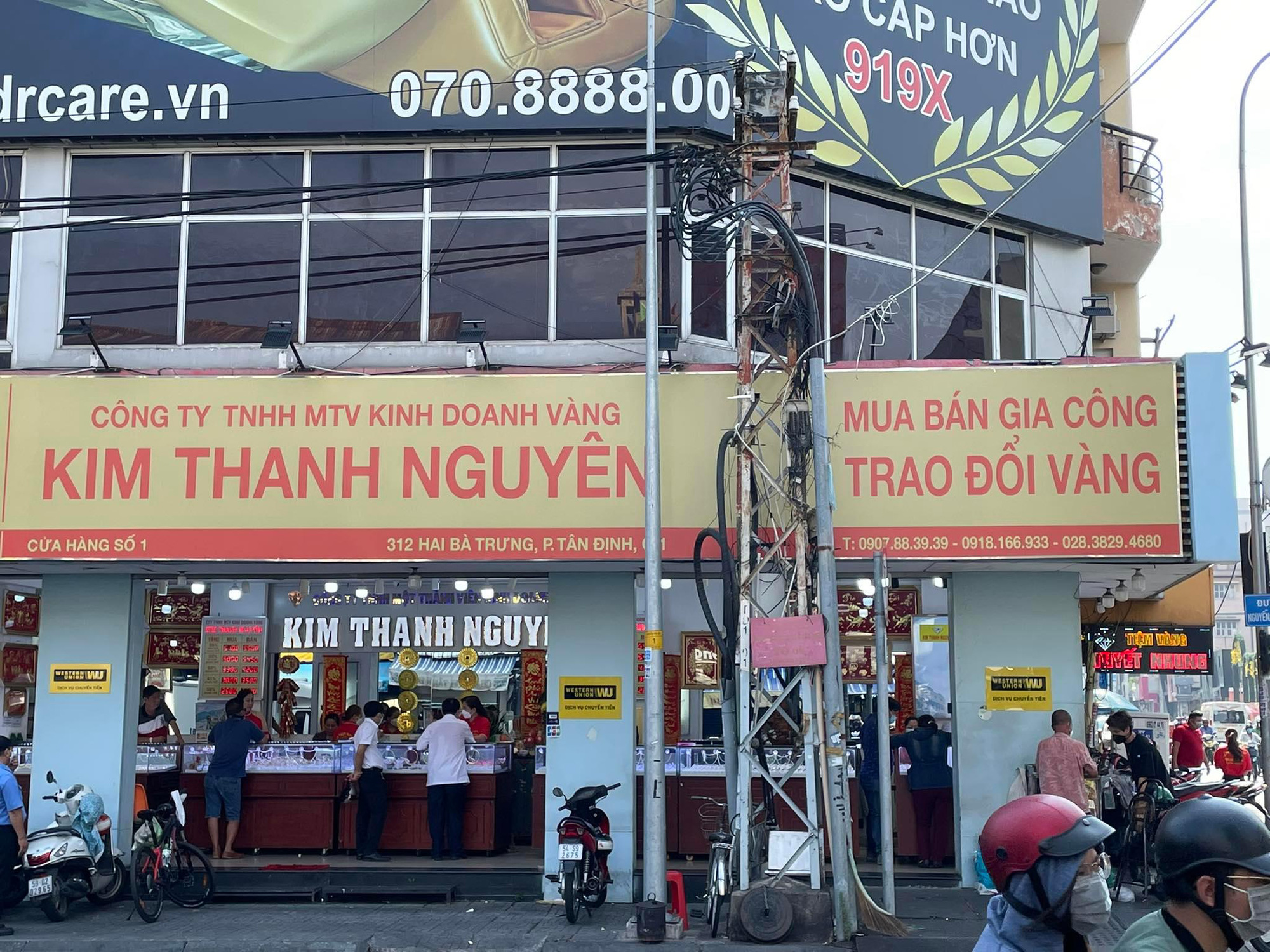 TP. Hồ Chí Minh: Nghịch cảnh mua vàng ngày vía thần tài - Đông nghẹt ở khu Bà Chiểu, thưa thớt ở giữa Tân Định - Ảnh 3.