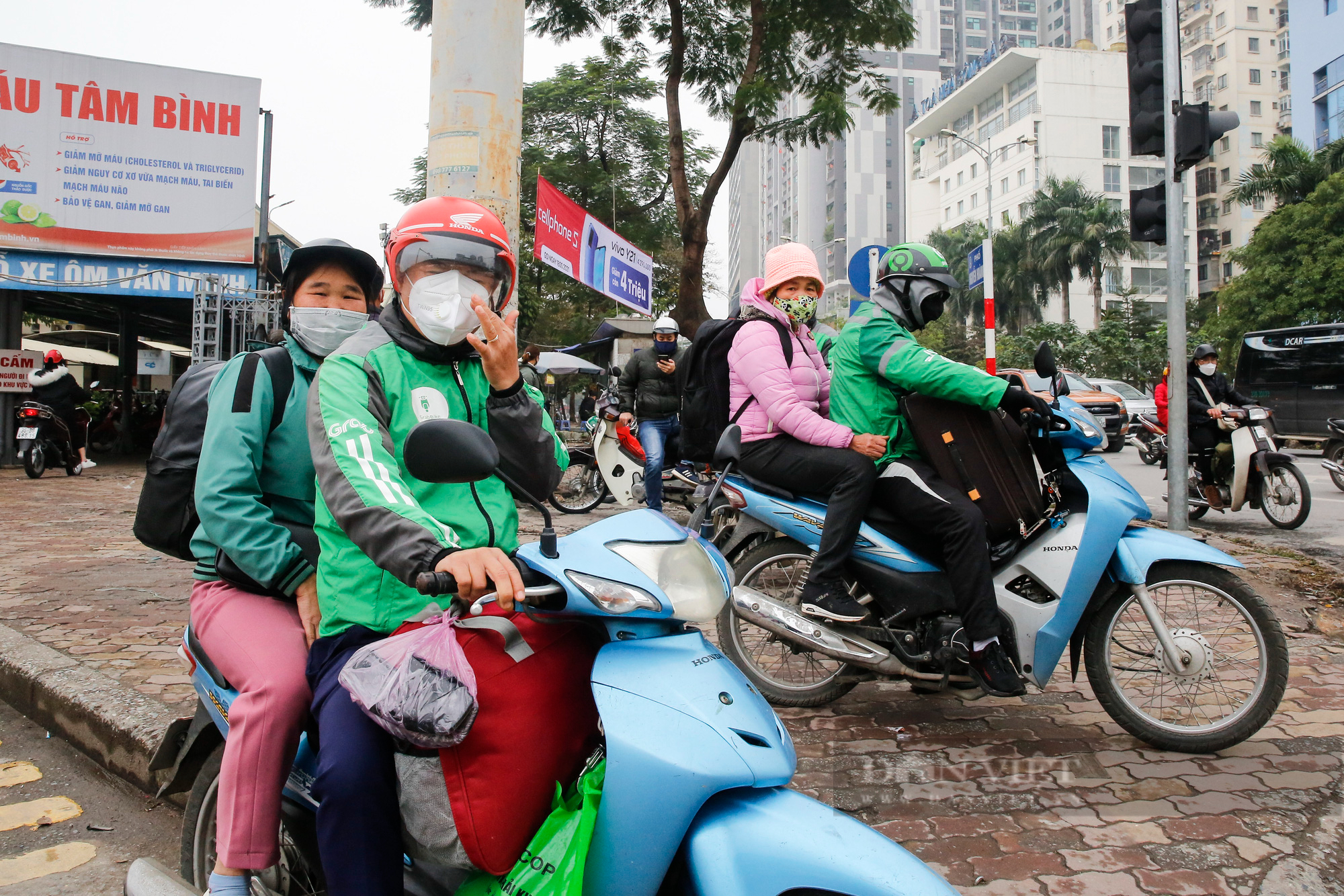 Tài xế xe ôm công nghệ &quot;hốt bạc&quot; sau khi được phép chở khách - Ảnh 1.