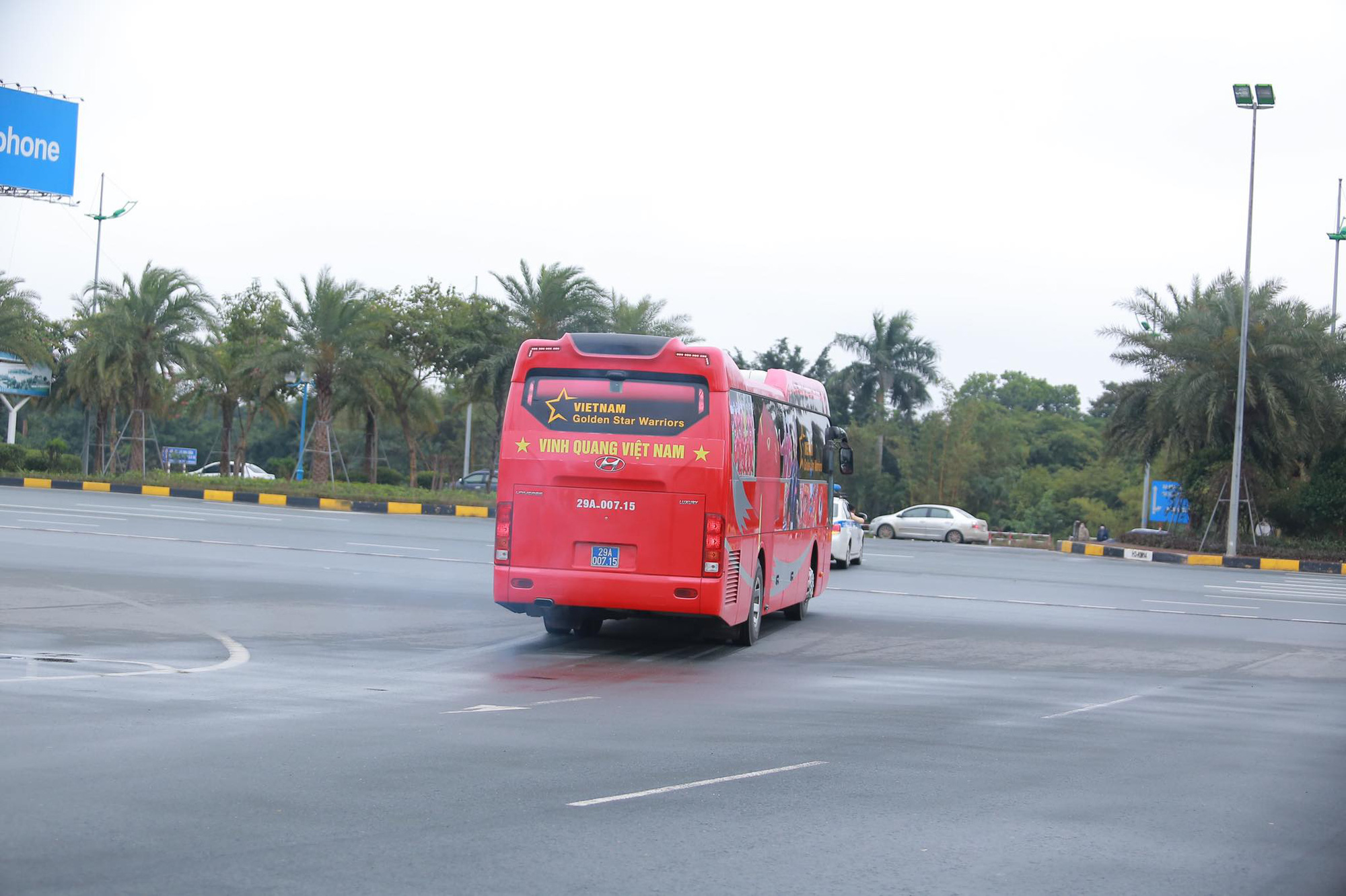 [CẬP NHẬT]: NHM nô nức đón ĐT nữ Việt Nam tại sân bay Nội Bài - Ảnh 1.