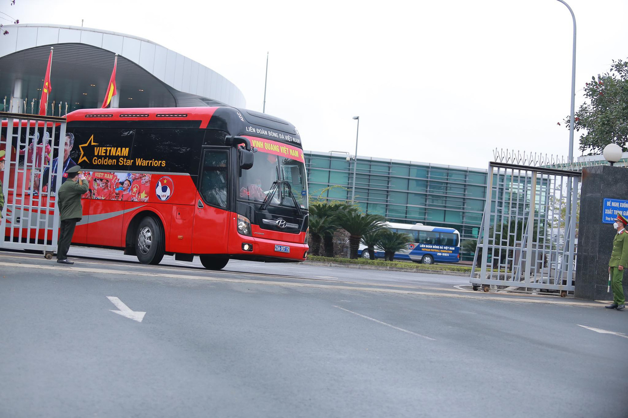 [CẬP NHẬT]: NHM nô nức đón ĐT nữ Việt Nam tại sân bay Nội Bài - Ảnh 2.