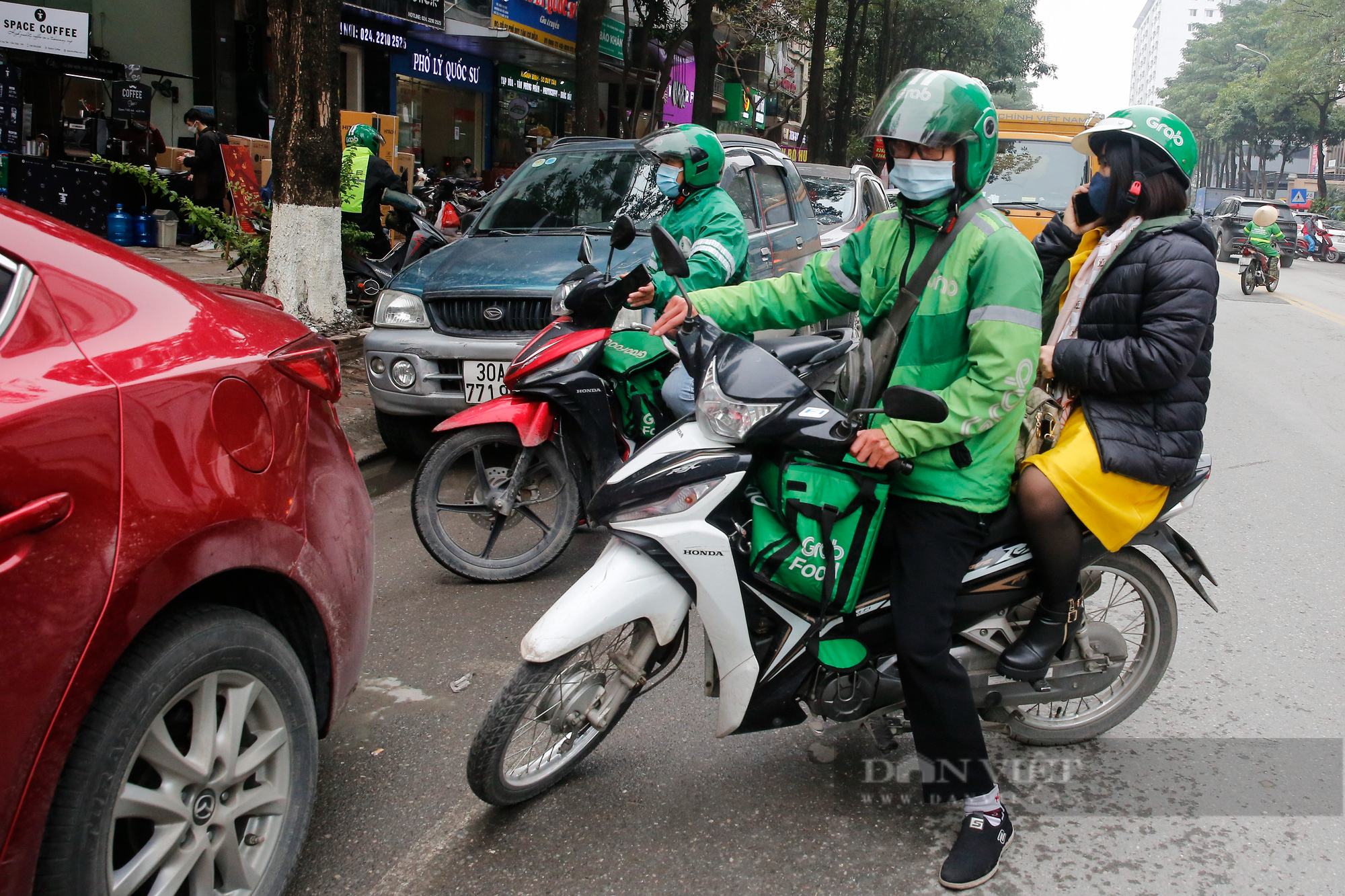 Tài xế xe ôm công nghệ &quot;hốt bạc&quot; sau khi được phép chở khách - Ảnh 3.