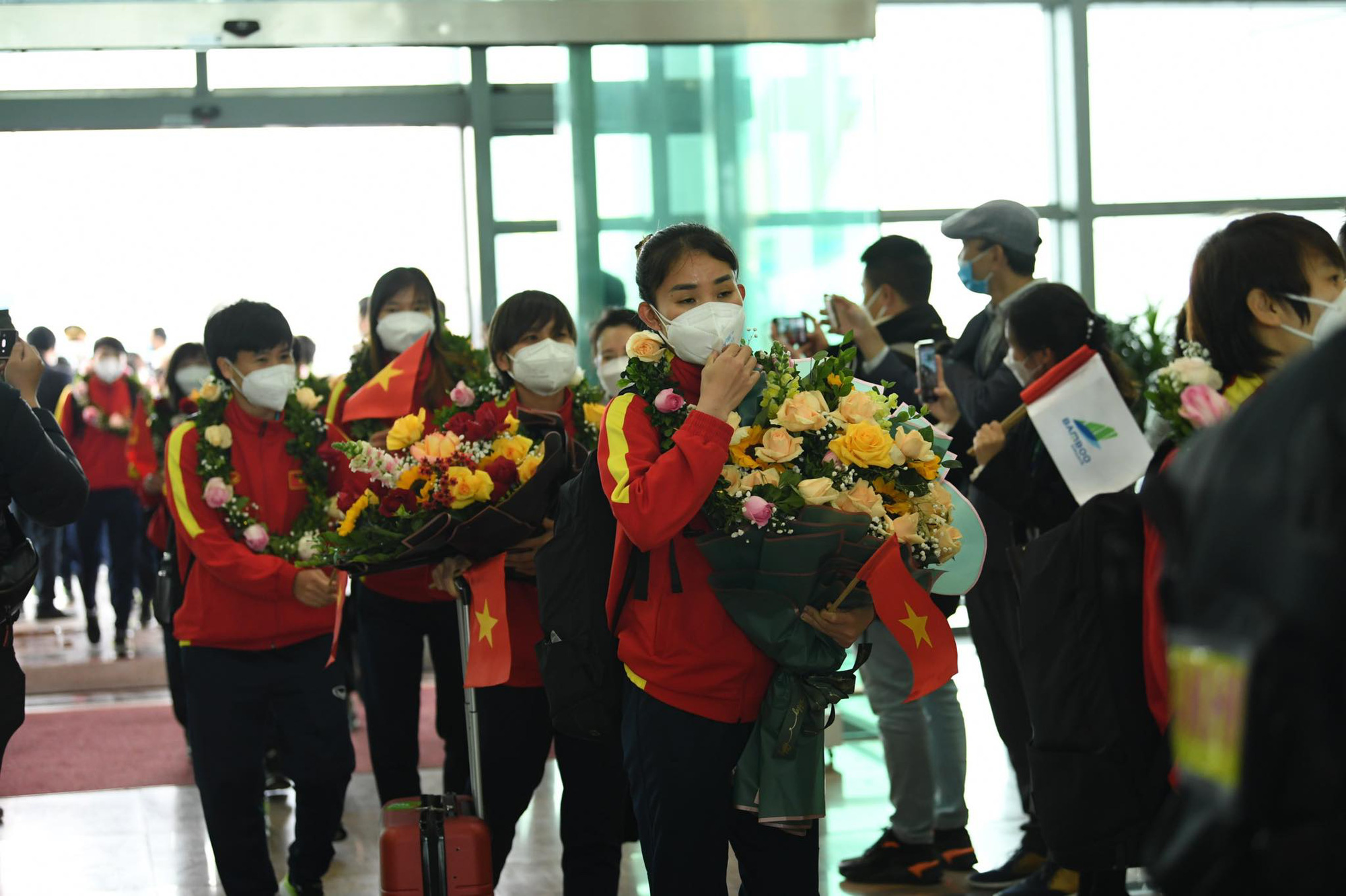 [CẬP NHẬT]: NHM nô nức đón ĐT nữ Việt Nam tại sân bay Nội Bài - Ảnh 5.