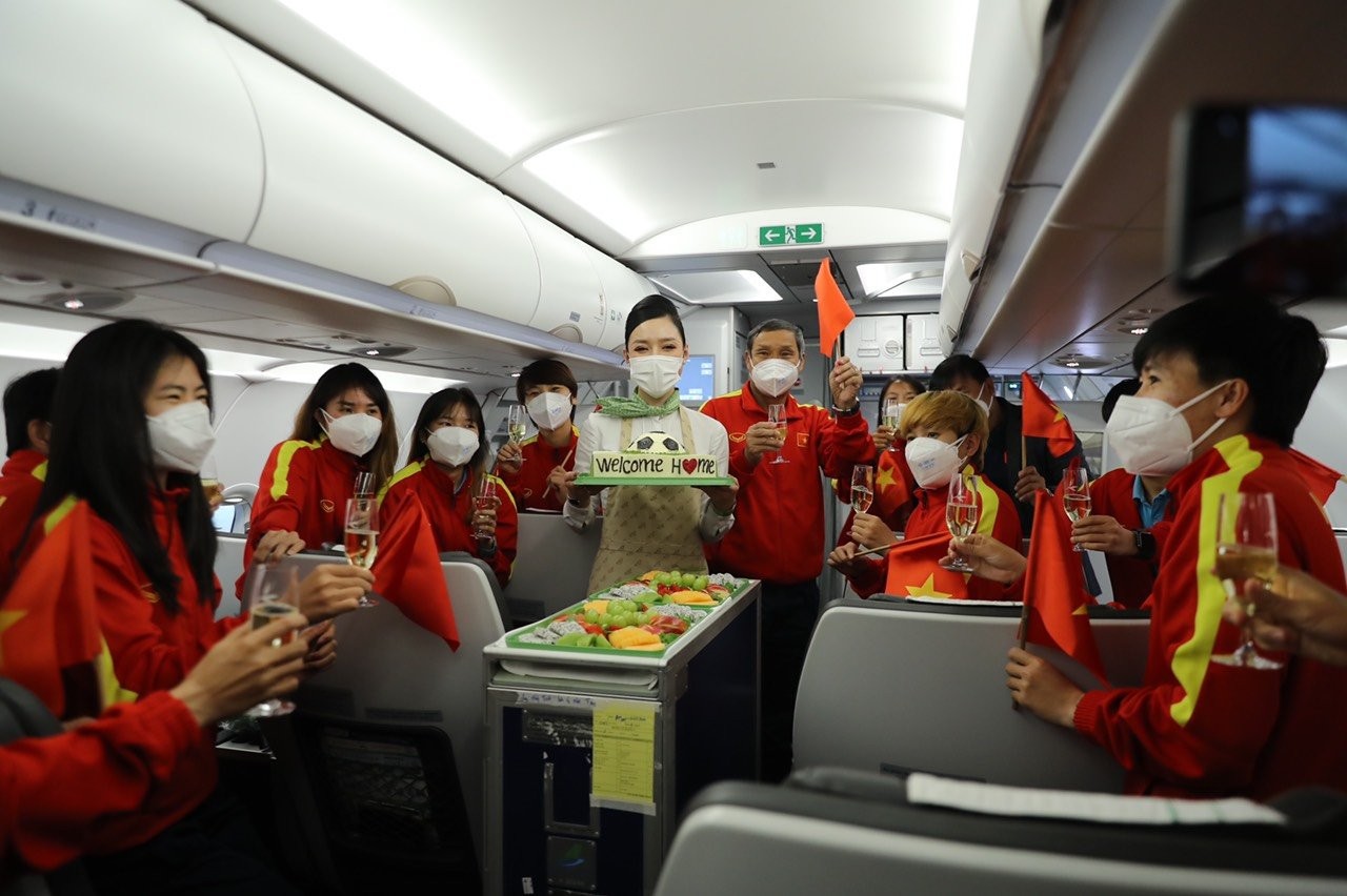Chuyên cơ đặc biệt của Bamboo Airways chở tuyển nữ Việt Nam về nước - Ảnh 4.