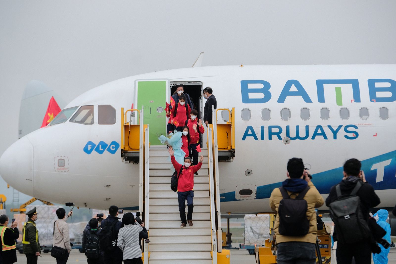 Chuyên cơ đặc biệt của Bamboo Airways chở tuyển nữ Việt Nam về nước - Ảnh 2.