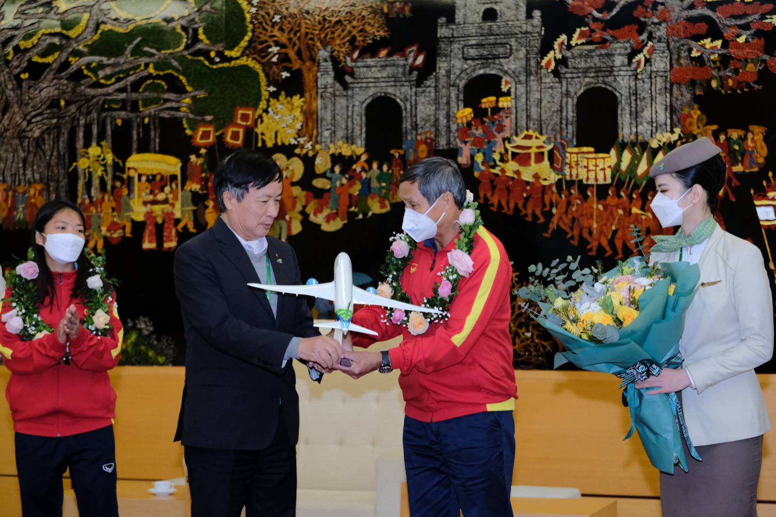 Chuyên cơ đặc biệt của Bamboo Airways chở tuyển nữ Việt Nam về nước - Ảnh 6.
