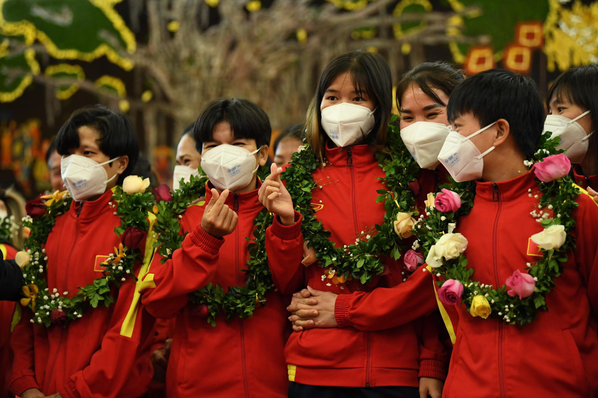 [CẬP NHẬT]: NHM nô nức đón ĐT nữ Việt Nam tại sân bay Nội Bài - Ảnh 9.