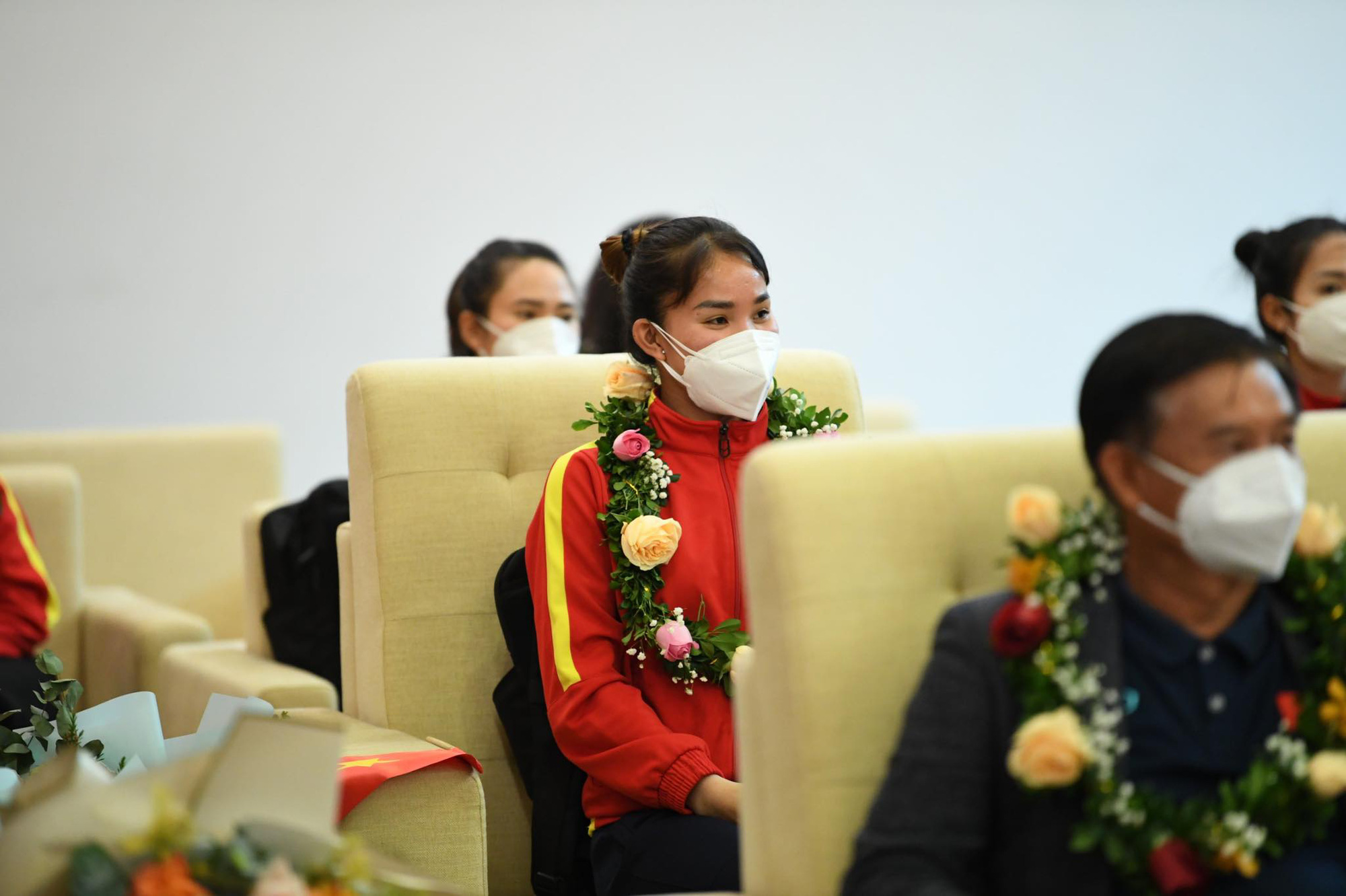 [CẬP NHẬT]: NHM nô nức đón ĐT nữ Việt Nam tại sân bay Nội Bài - Ảnh 4.