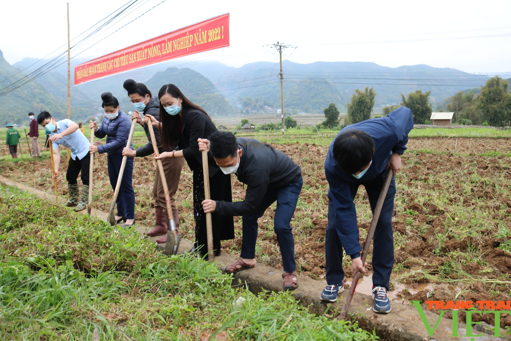 Nông thôn Tây Bắc: Thuận Châu phát động toàn dân ra quân làm thủy lợi mùa khô năm 2022 - Ảnh 1.
