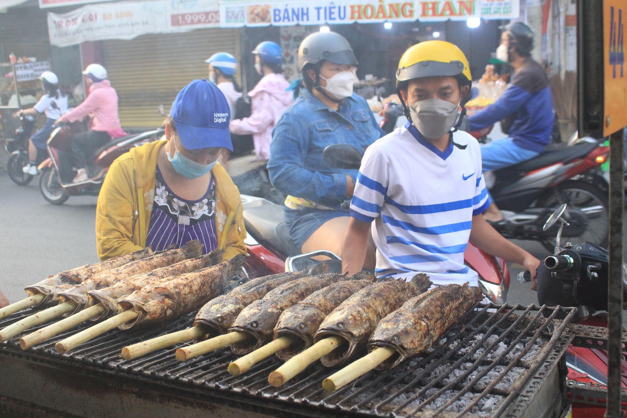 Xếp hàng dài mua heo quay, cá lóc nướng vía Thần tài - Ảnh 10.