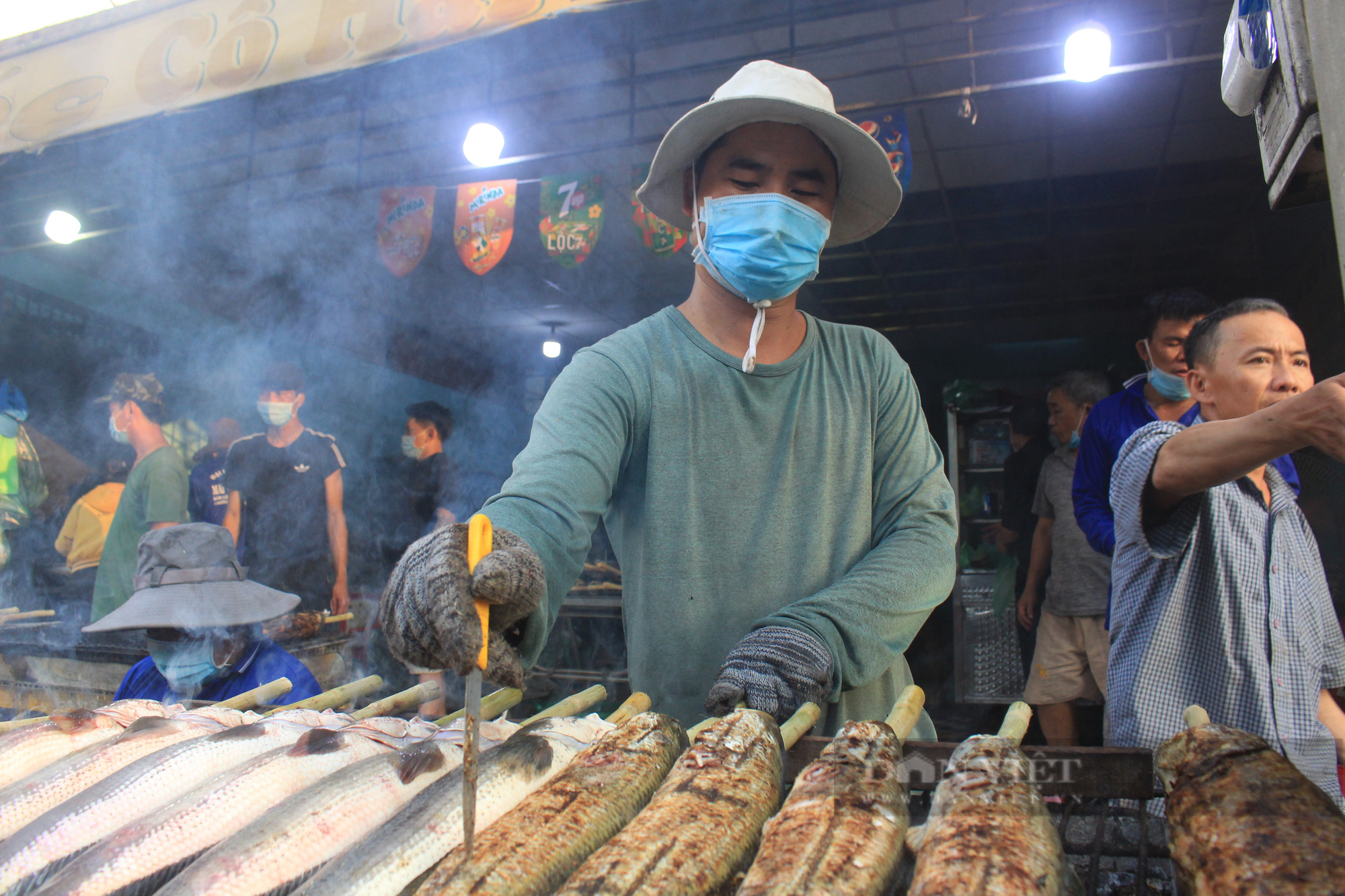 Người Sài Gòn đổ xô mua cá lóc nướng cúng Thần tài, một gia đình bán 3 tấn cá - Ảnh 5.