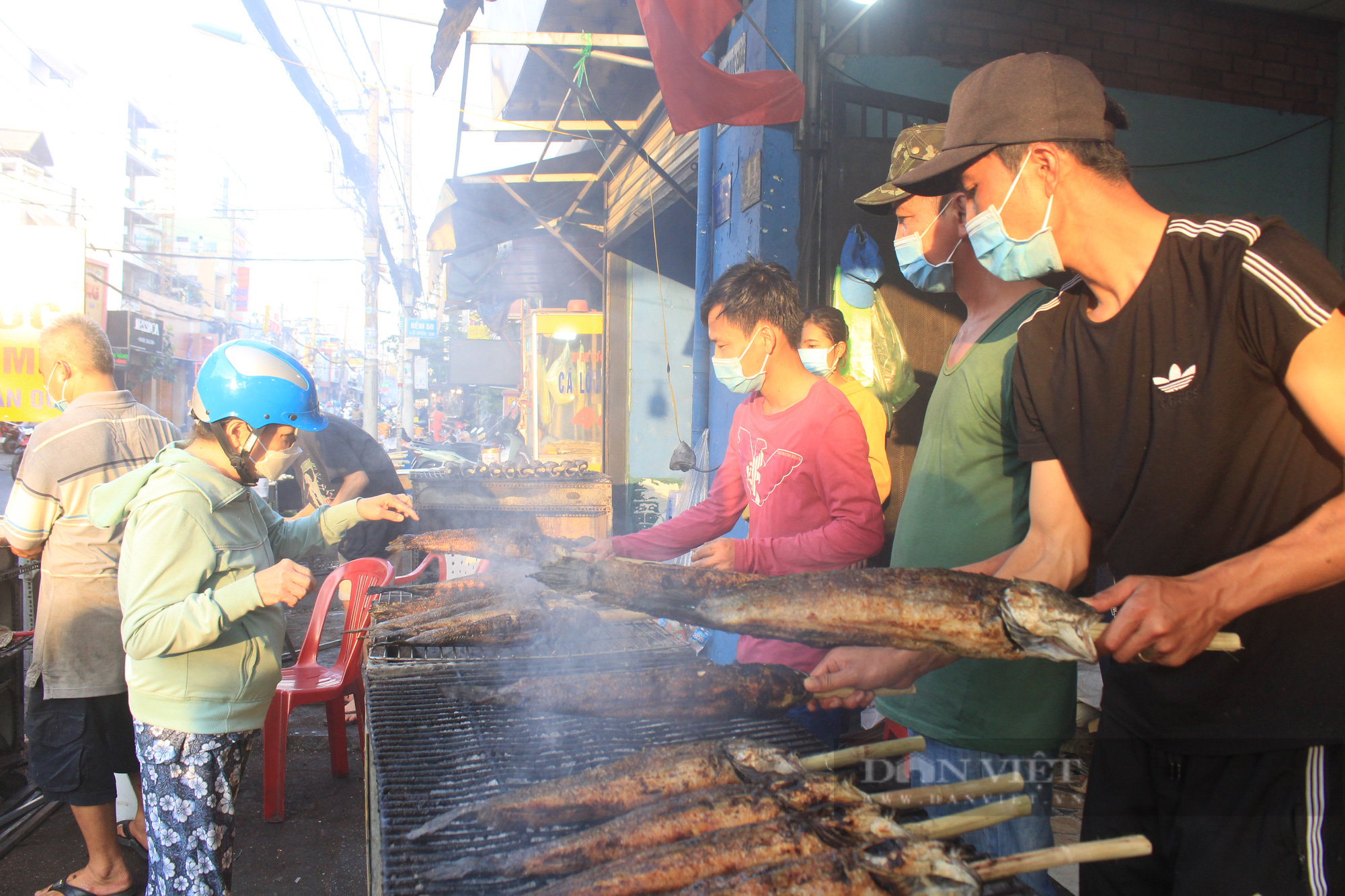 Người Sài Gòn đổ xô mua cá lóc nướng cúng Thần tài, một gia đình bán 3 tấn cá - Ảnh 9.