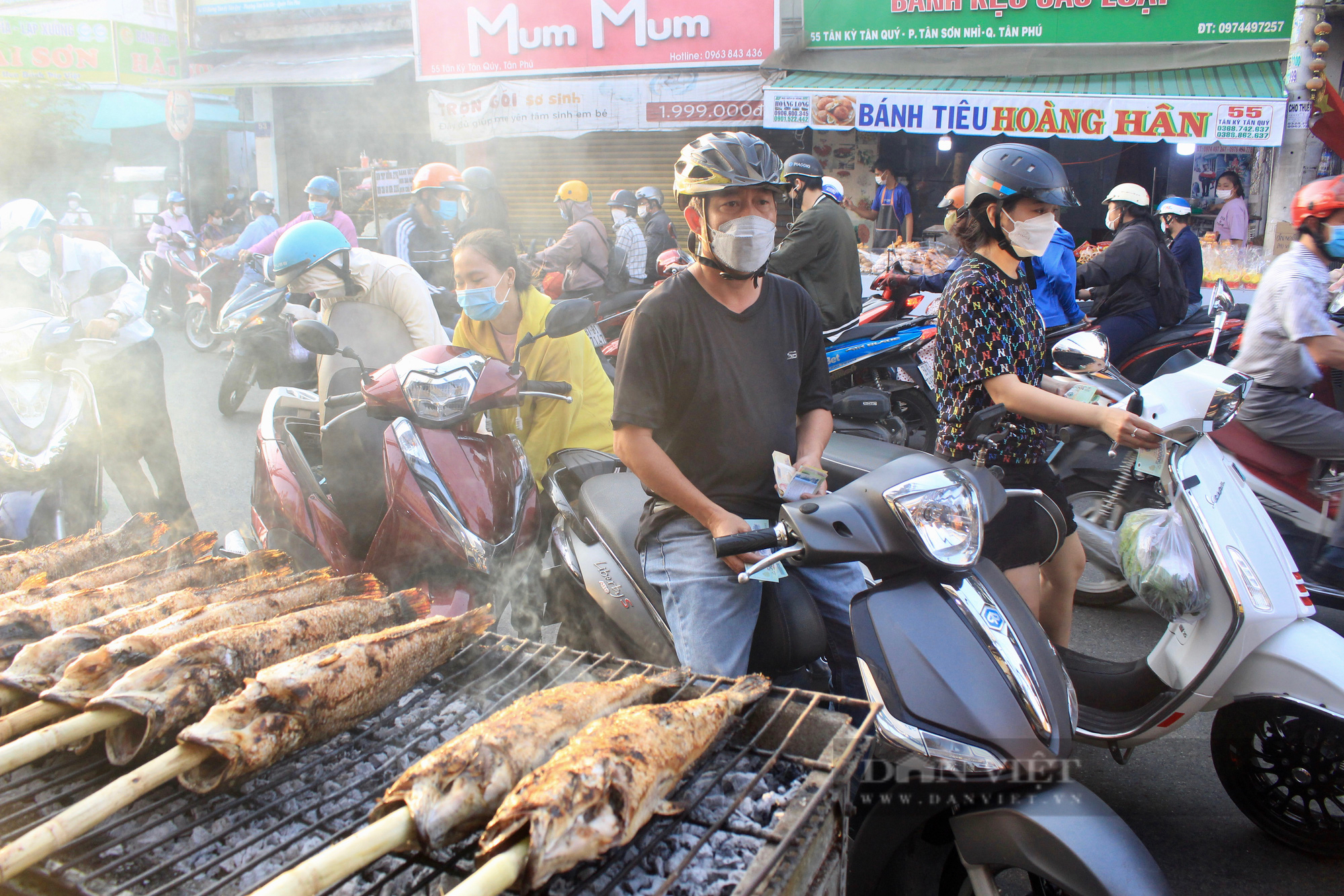 Người Sài Gòn đổ xô mua cá lóc nướng cúng Thần tài, một gia đình bán 3 tấn cá - Ảnh 3.