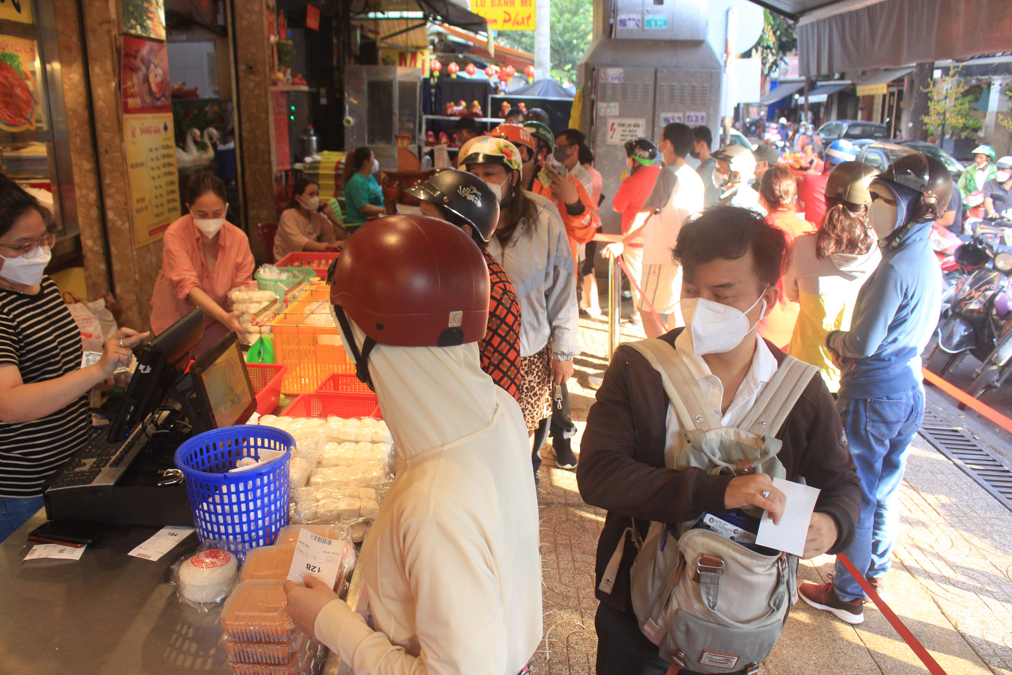 Xếp hàng dài mua heo quay, cá lóc nướng vía Thần tài - Ảnh 1.