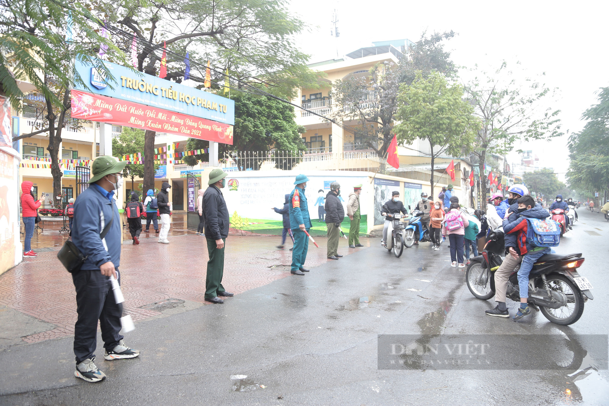 Sáng nay, học sinh lớp 1 đến lớp 6 Hà Nội ngơ ngác, lạ lẫm đến trường lần đầu tiên  - Ảnh 1.