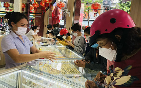 Các tiệm vàng ở Nha Trang nhộn nhịp ngày vía thần tài 