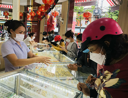 Các tiệm vàng ở Nha Trang nhộn nhịp ngày vía thần tài  - Ảnh 1.