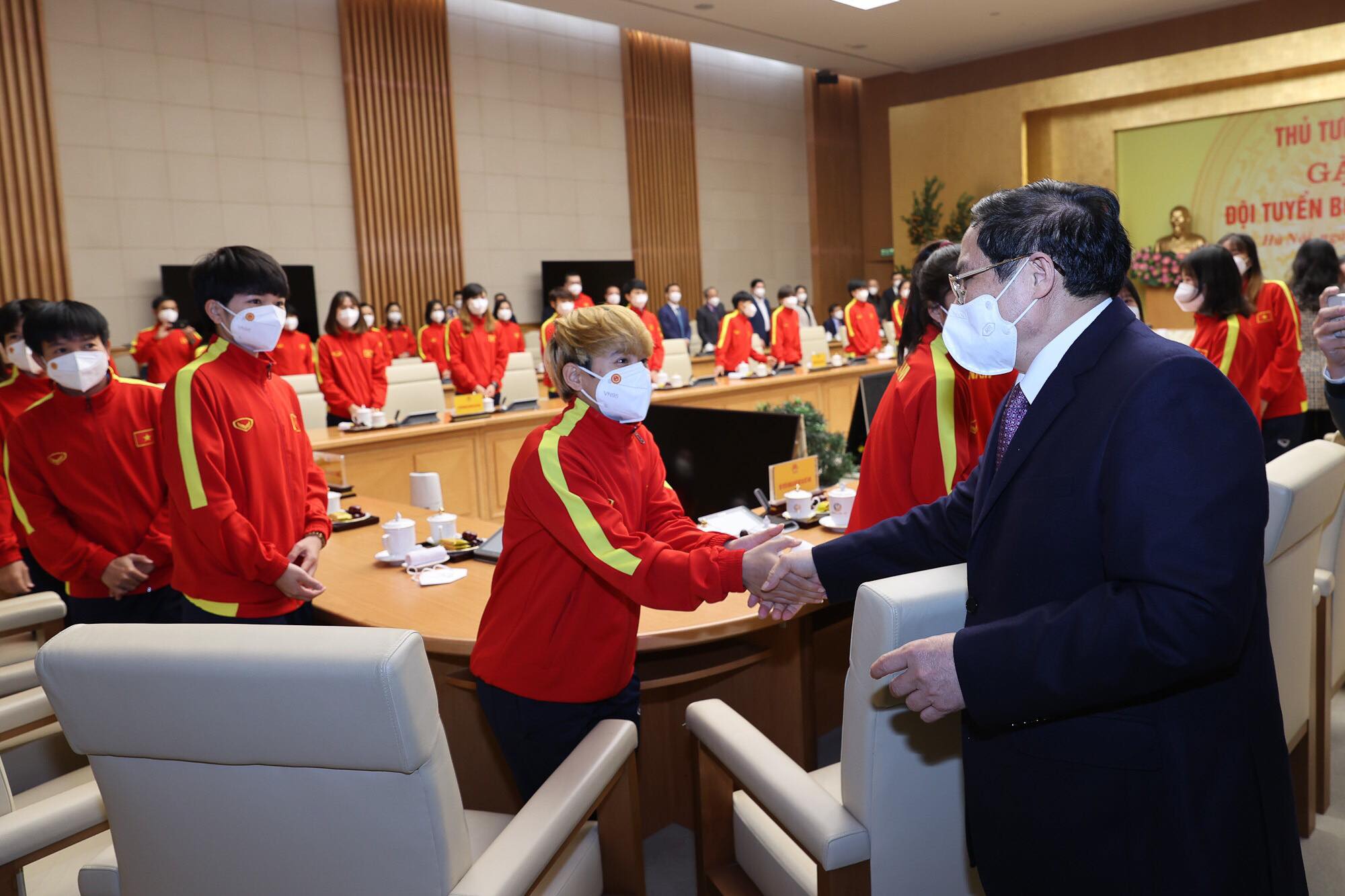 Thủ tướng gặp gỡ và khen thưởng Đội tuyển bóng đá nữ Việt Nam - Ảnh 2.