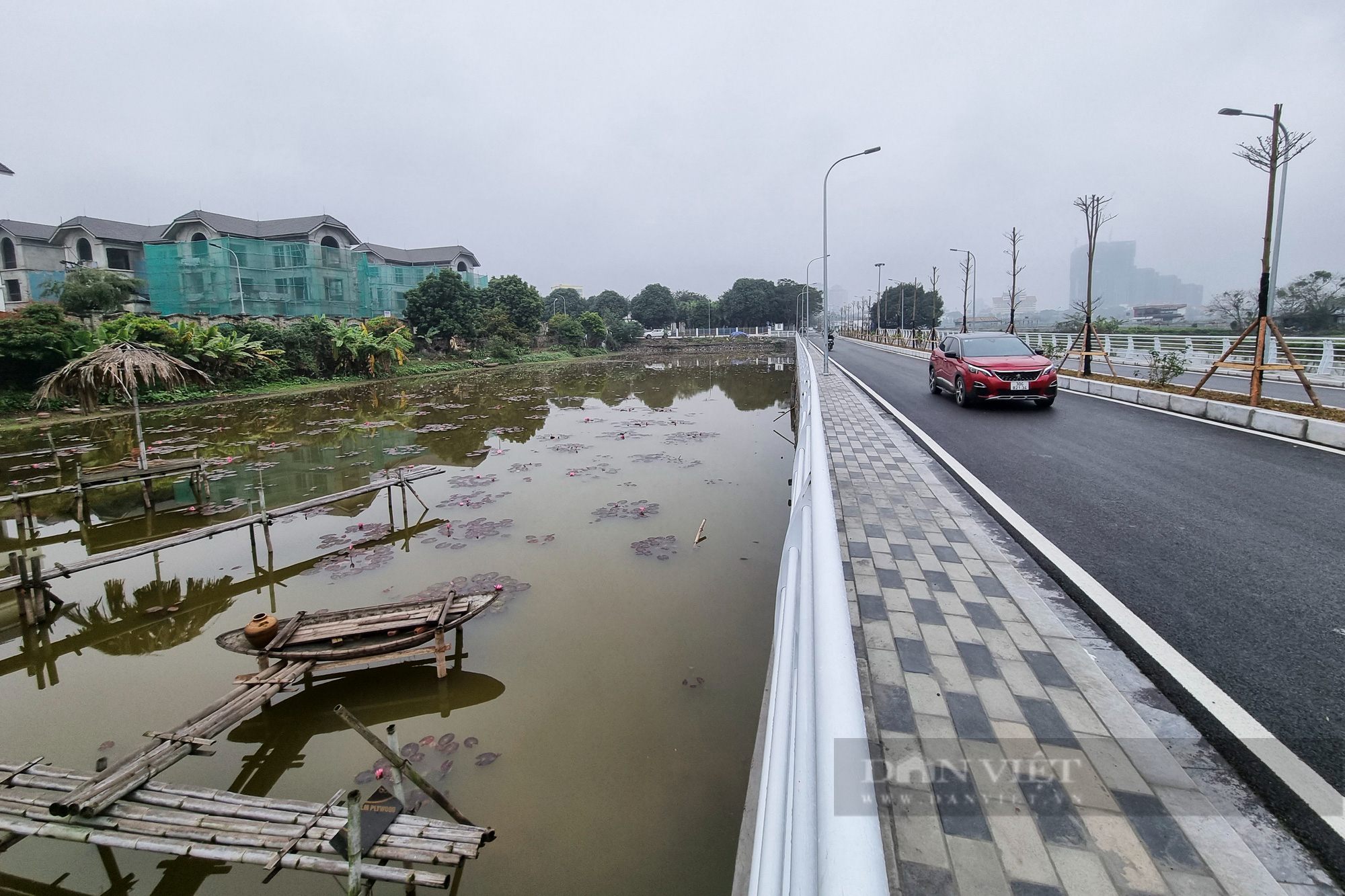 Cận cảnh tuyến đường &quot;tình yêu&quot; chạy qua hàng loạt hồ sen đẹp nhất Hà Nội - Ảnh 1.