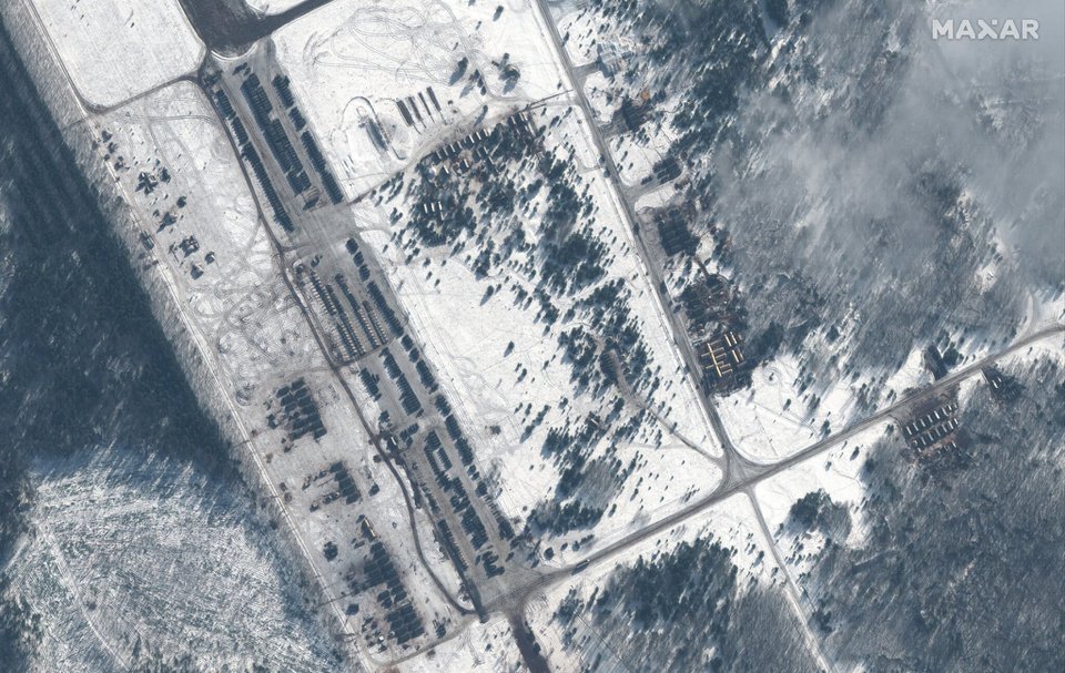 Ảnh vệ tinh lực lượng Nga siết chặt Ukraine ở ba phía - Ảnh 6.