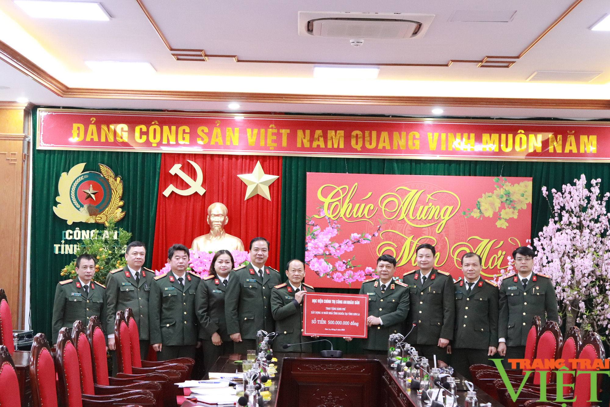 Học viện chính trị CAND: Trao tặng 500 triệu đồng xây nhà tình nghĩa ở Sơn La - Ảnh 2.