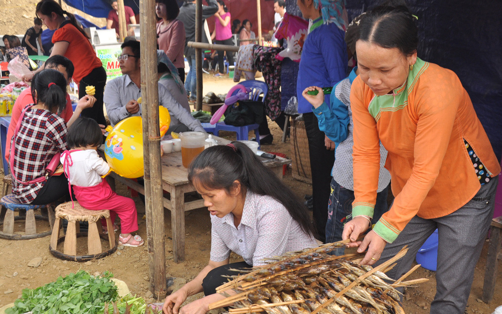 Lội suối Mường Hum ở Lào Cai bắt cá sứt mũi mang lên chiên giòn, nấu chua, nhà giàu đi qua cũng thèm ăn