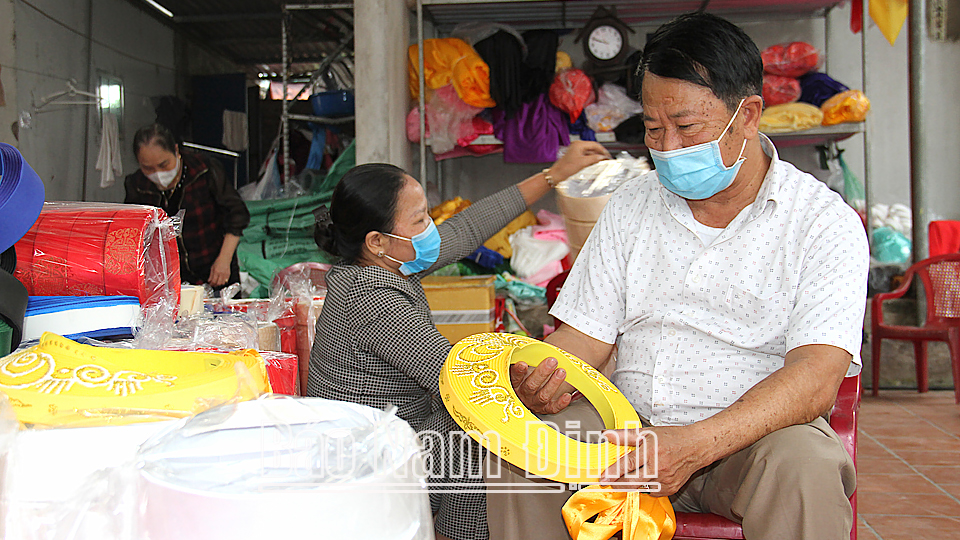 Cả làng làm khăn xếp ở Nam Định-tự hào được chọn làm khăn xếp cho các nguyên thủ quốc gia dịp APEC - Ảnh 1.