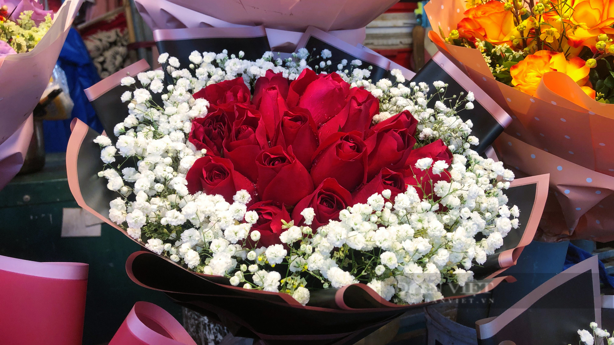 Bó hoa hồng cỡ nhỏ và trung bình có giá giao động từ 400.000-800.000 đồng một bó. 