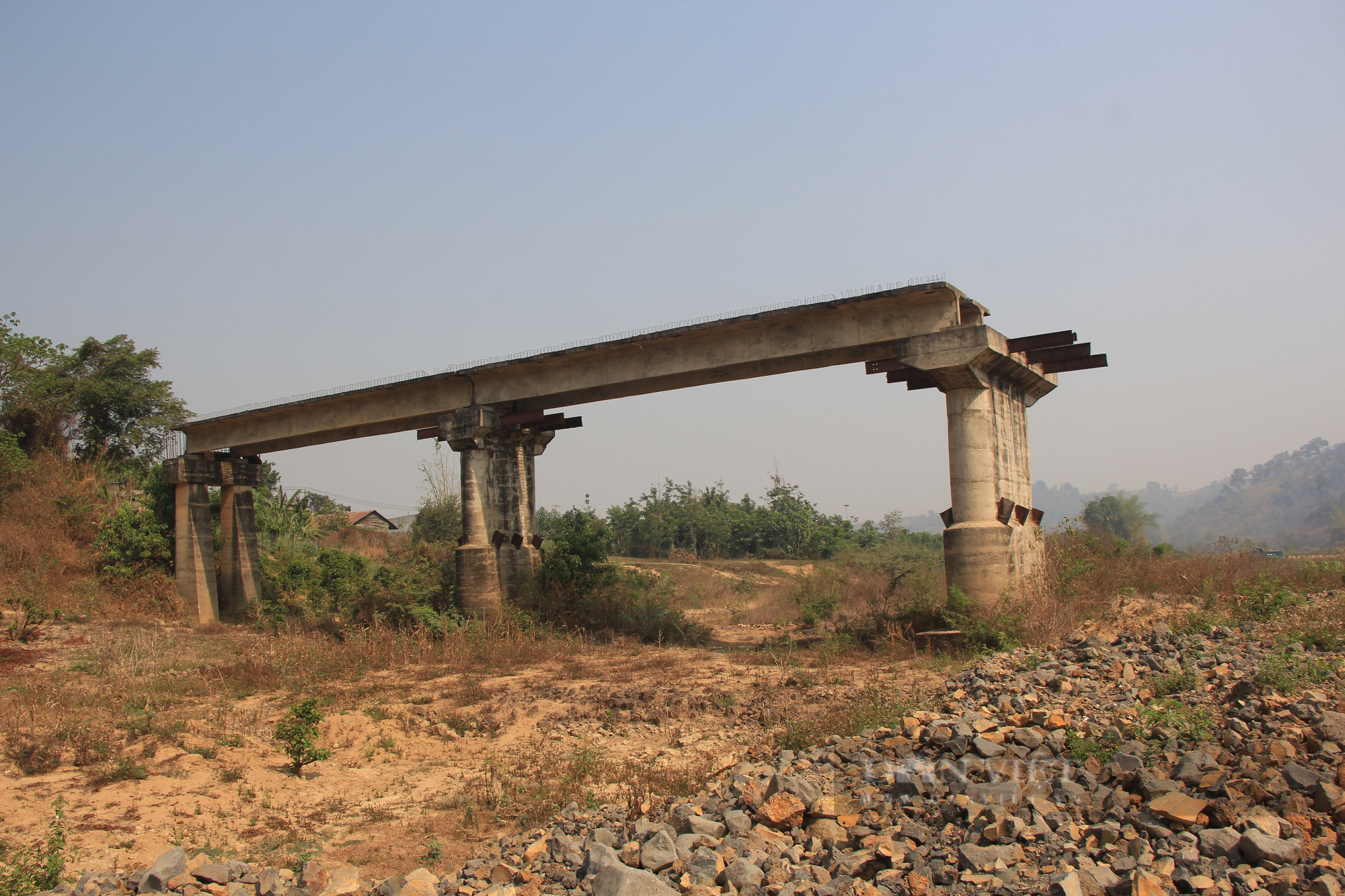 Clip: Cận cảnh cây cầu bị lãng quên được người dân gọi là “Biểu tượng của sự lãng phí”  - Ảnh 2.