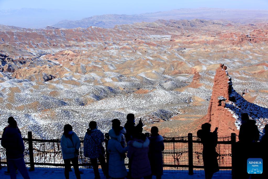 Trung Quốc: Điểm đến dãy núi Cầu Vồng cuốn hút với vẻ đẹp băng tuyết mùa Đông - Ảnh 3.