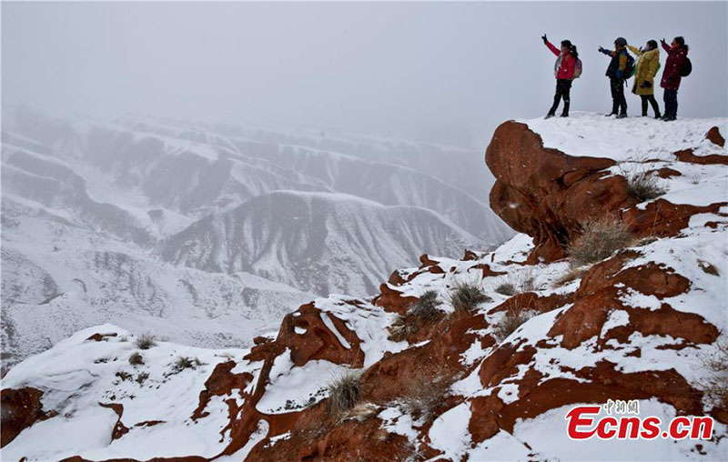 Trung Quốc: Điểm đến dãy núi Cầu Vồng cuốn hút với vẻ đẹp băng tuyết mùa Đông - Ảnh 4.