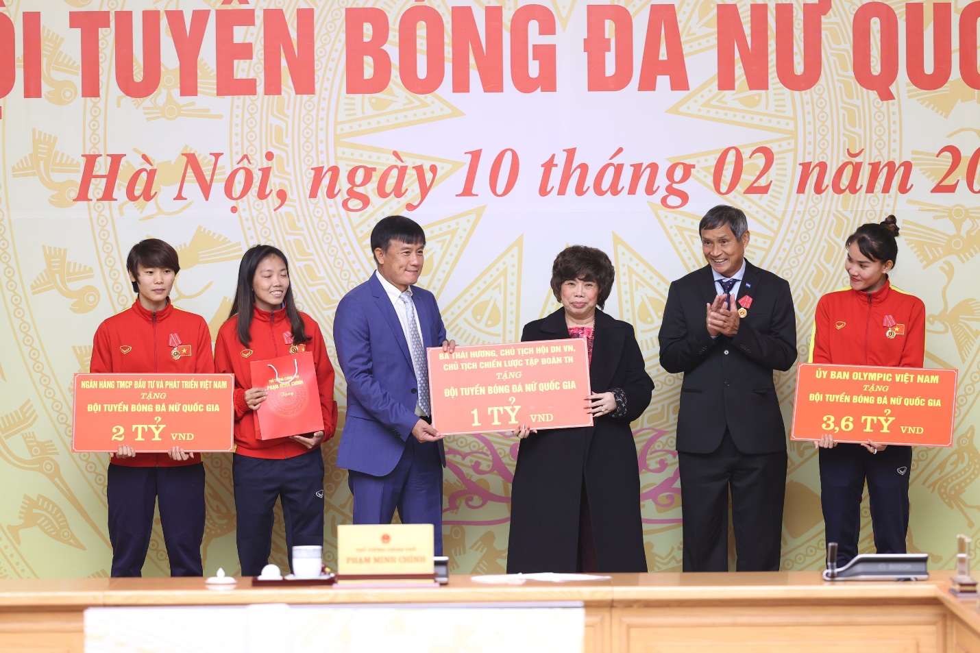 Tập đoàn TH trao tặng đội tuyển bóng đá nữ Việt Nam 1,5 tỷ đồng - Ảnh 1.