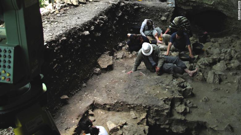 Chiếc răng nhỏ được phát hiện trong hang sâu ở Pháp làm thay đổi hiểu biết về người tiền sử - Ảnh 2.