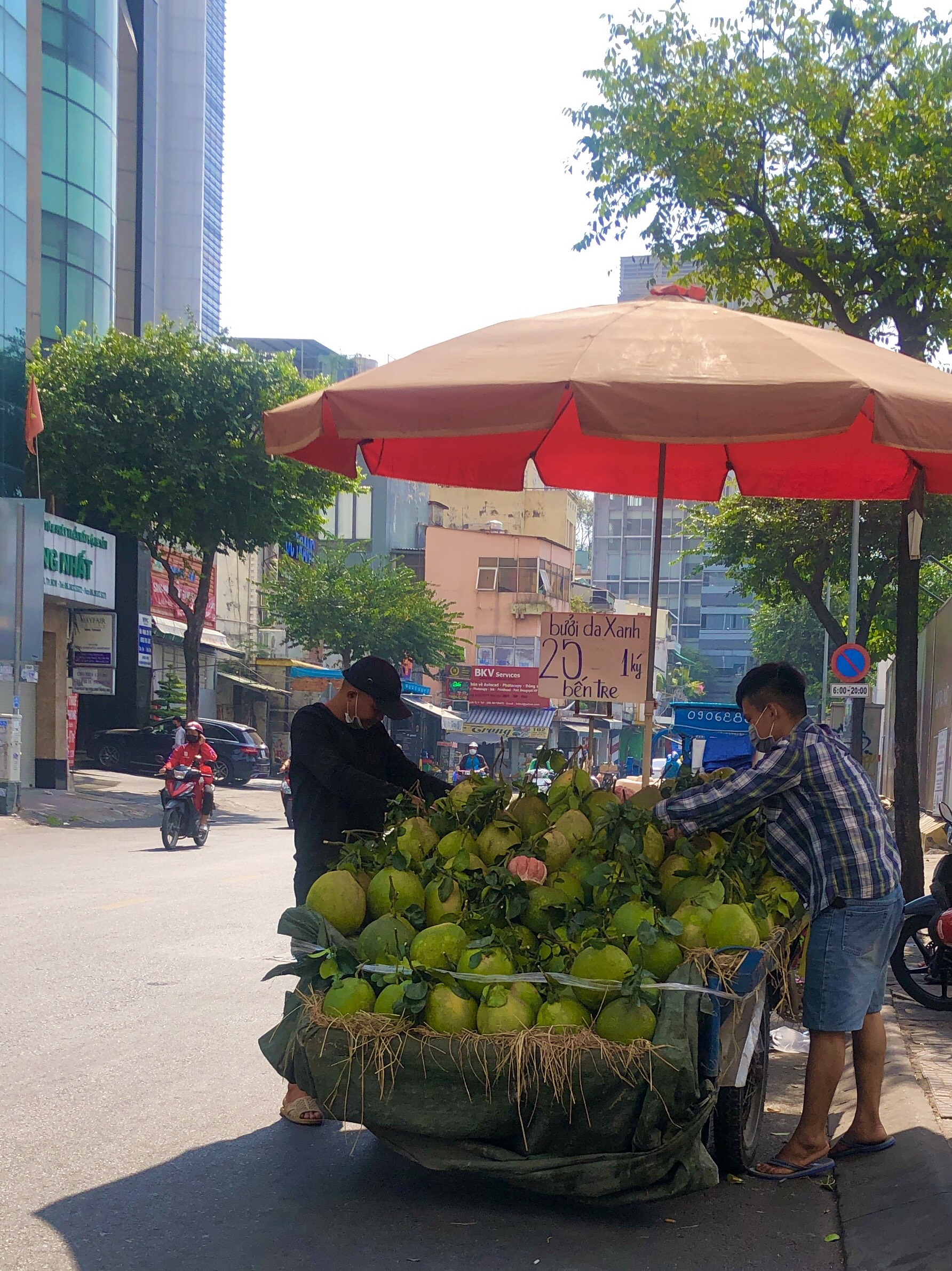 Những sạp chợ di động ở Sài Gòn - Ảnh 1.