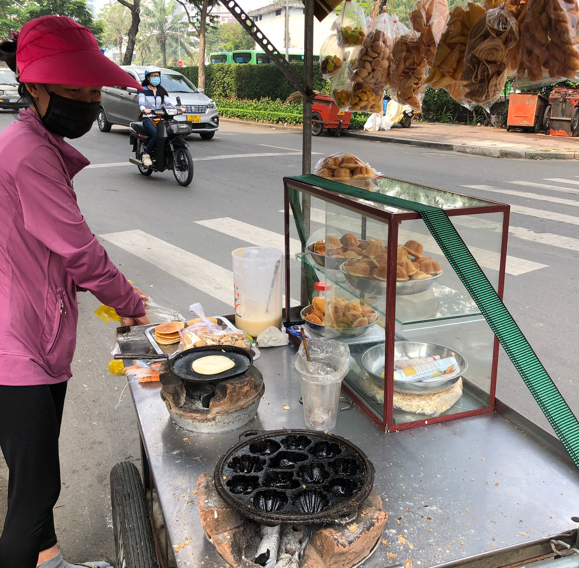 Những sạp chợ di động ở Sài Gòn - Ảnh 2.