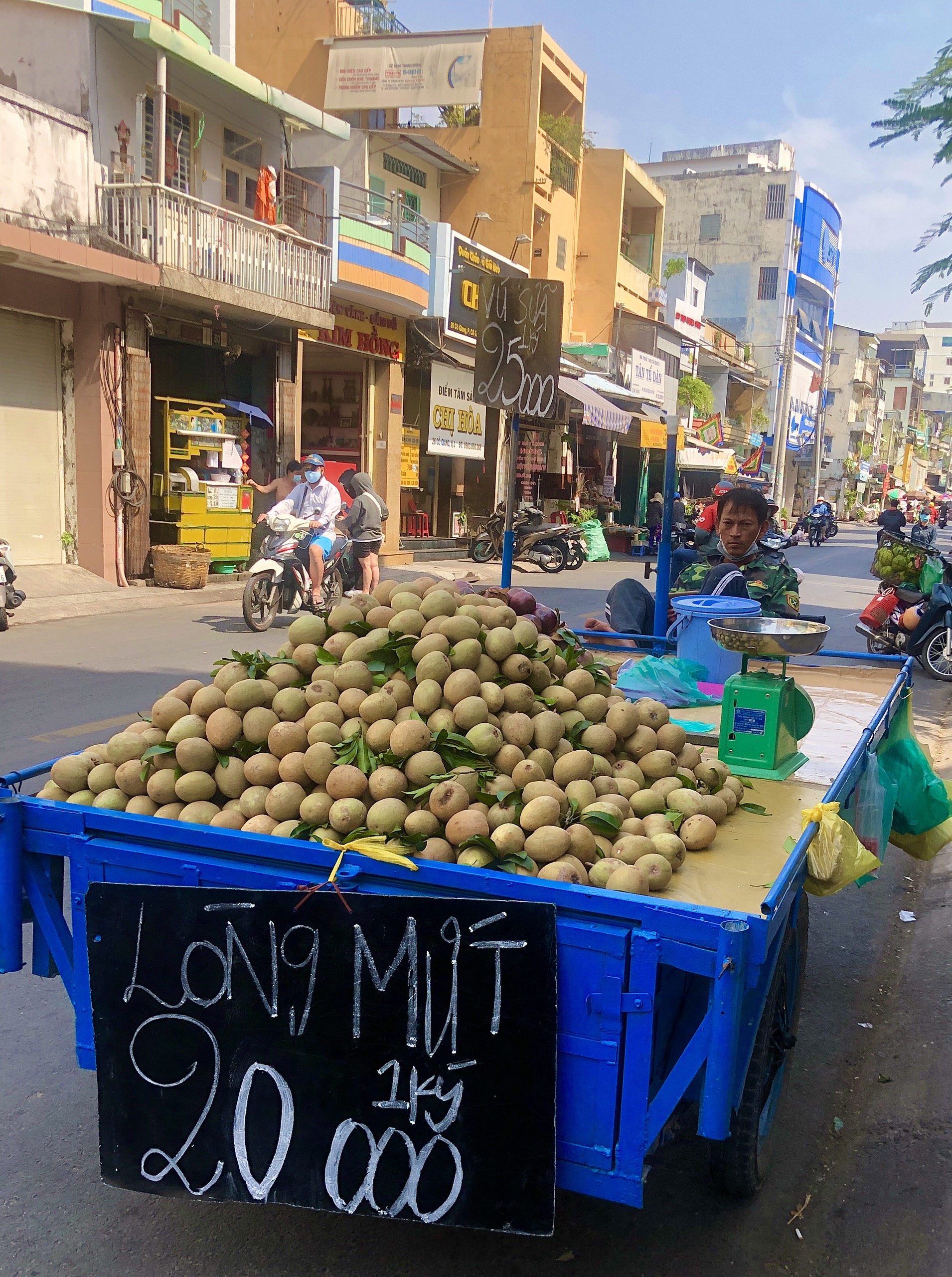 Những sạp chợ di động ở Sài Gòn - Ảnh 3.