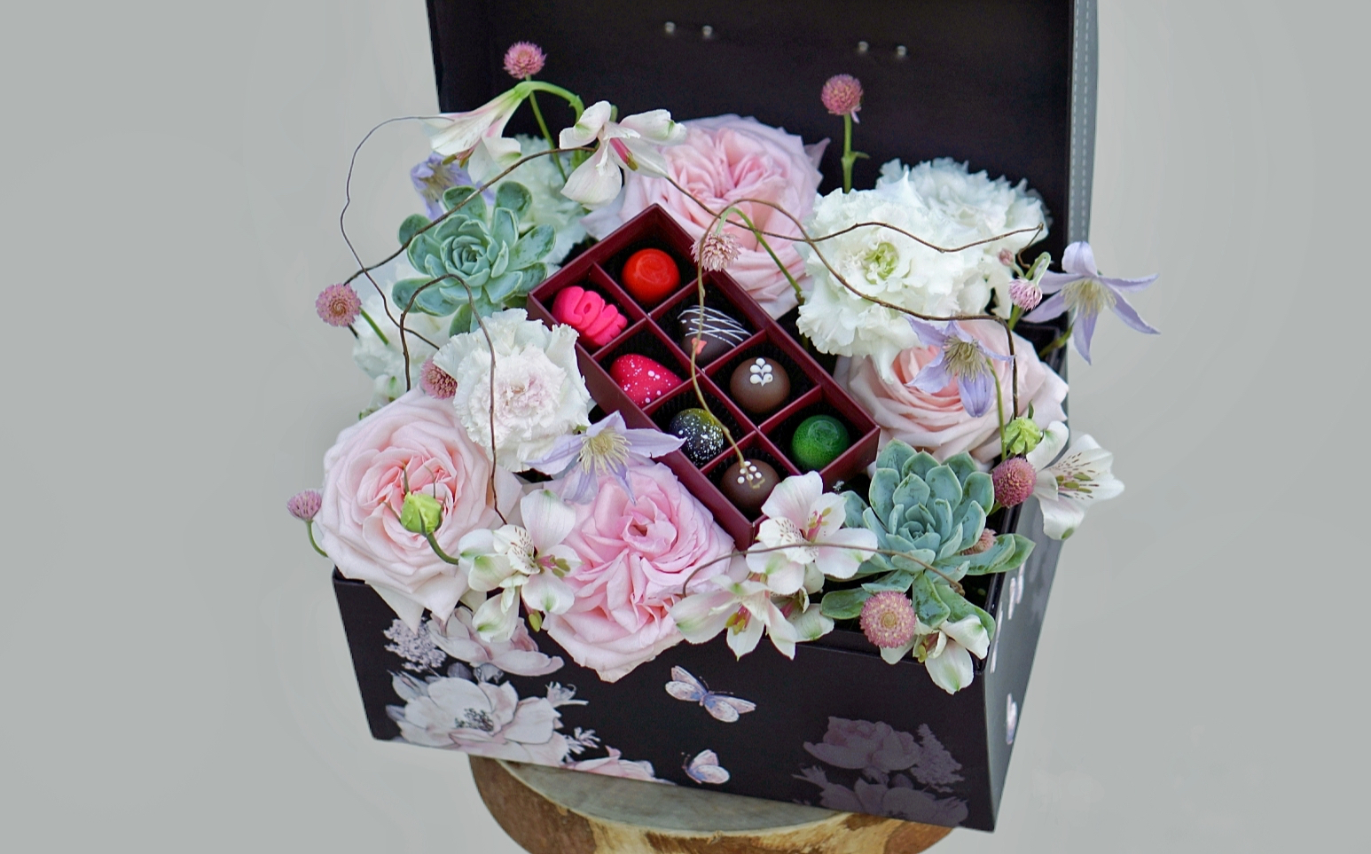Hoa hồng kết hợp chocolate lạ mắt, đắt khách trước lễ Tình nhân 14/2 - Ảnh 2.