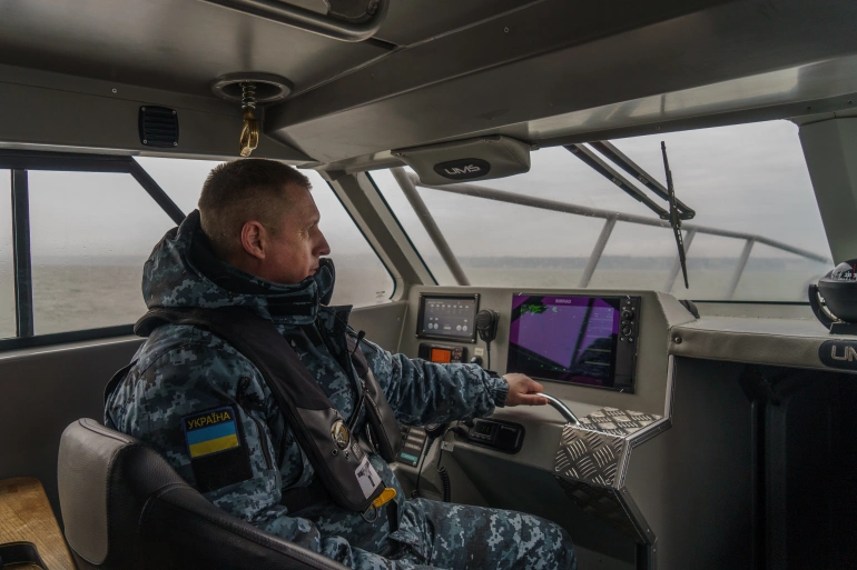 Tuần duyên Ukraine căng mắt theo dõi hạm đội Nga khi Mỹ chuẩn bị cho điều tồi tệ nhất - Ảnh 1.